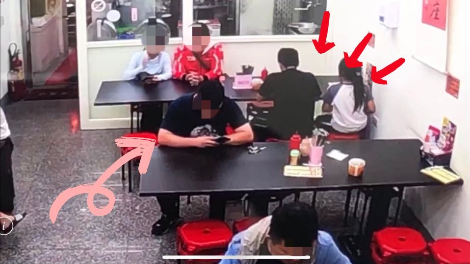 彰化一對兒女在等母親處理車禍事故時，先到鴨肉店吃晚餐，卻突然被一名大哥哥熱情款待了菜和湯，還幫忙結帳，引來網友一片讚聲。（翻攝自「彰化縣媒體記者協會」臉書，圖中紅箭頭為兄妹，粉紅色箭頭為善心大哥哥）