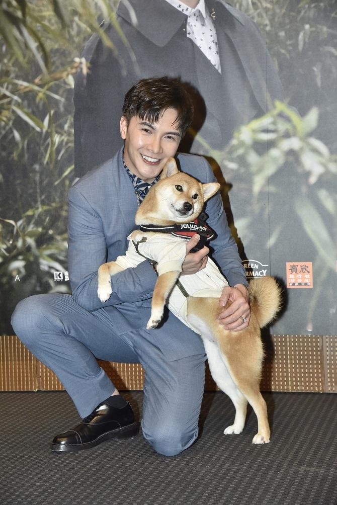 謝佳見養了一隻漂亮的柴犬女兒Uni,他幫Uni開放相親,坦言自己是外貌協會要帥哥。(凱特文化提供)
