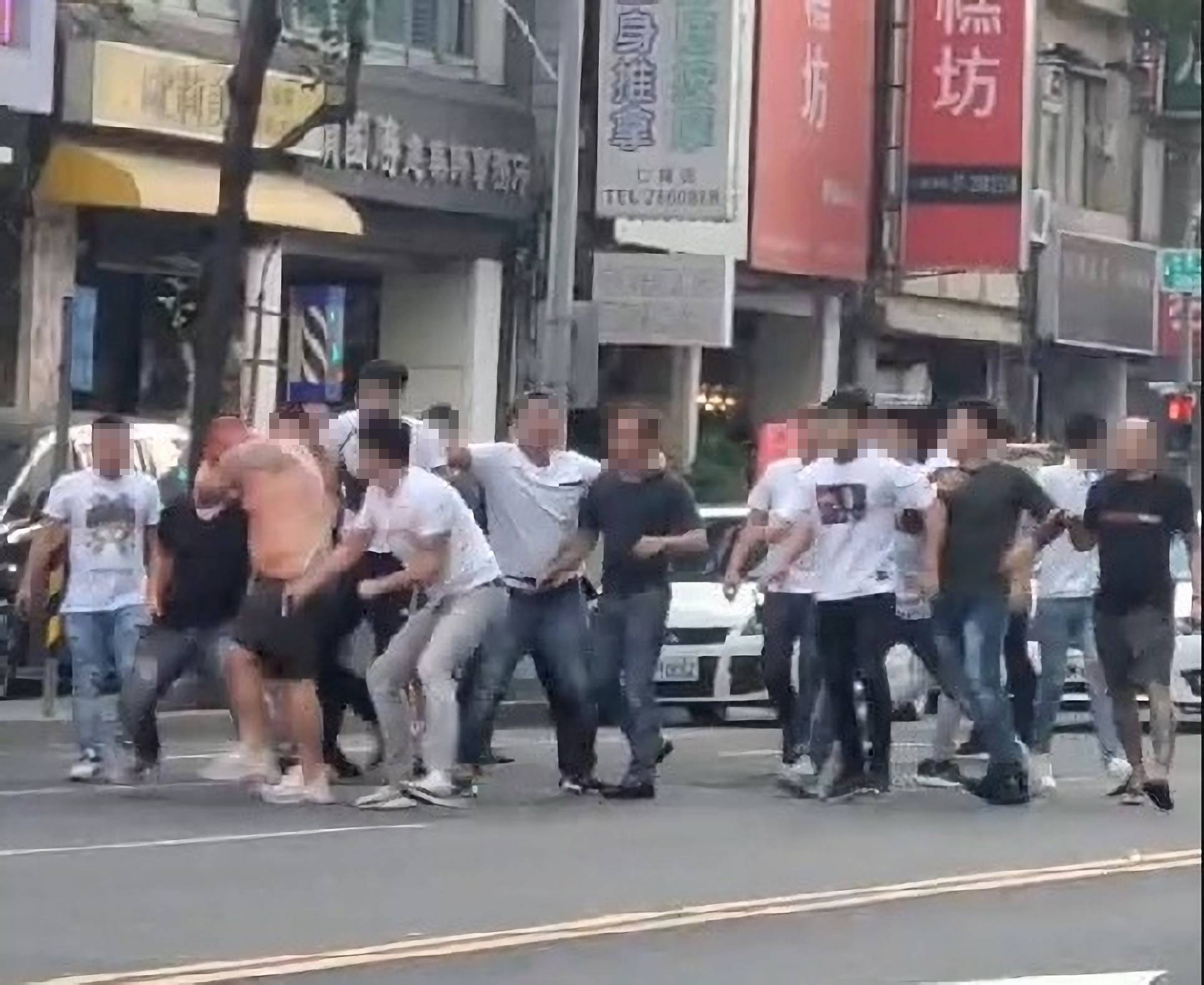 蘇姓酒客（赤膊者）因酒後咆哮引起其他酒客不滿，10多人從舞廳打到大馬路上。（翻攝畫面）