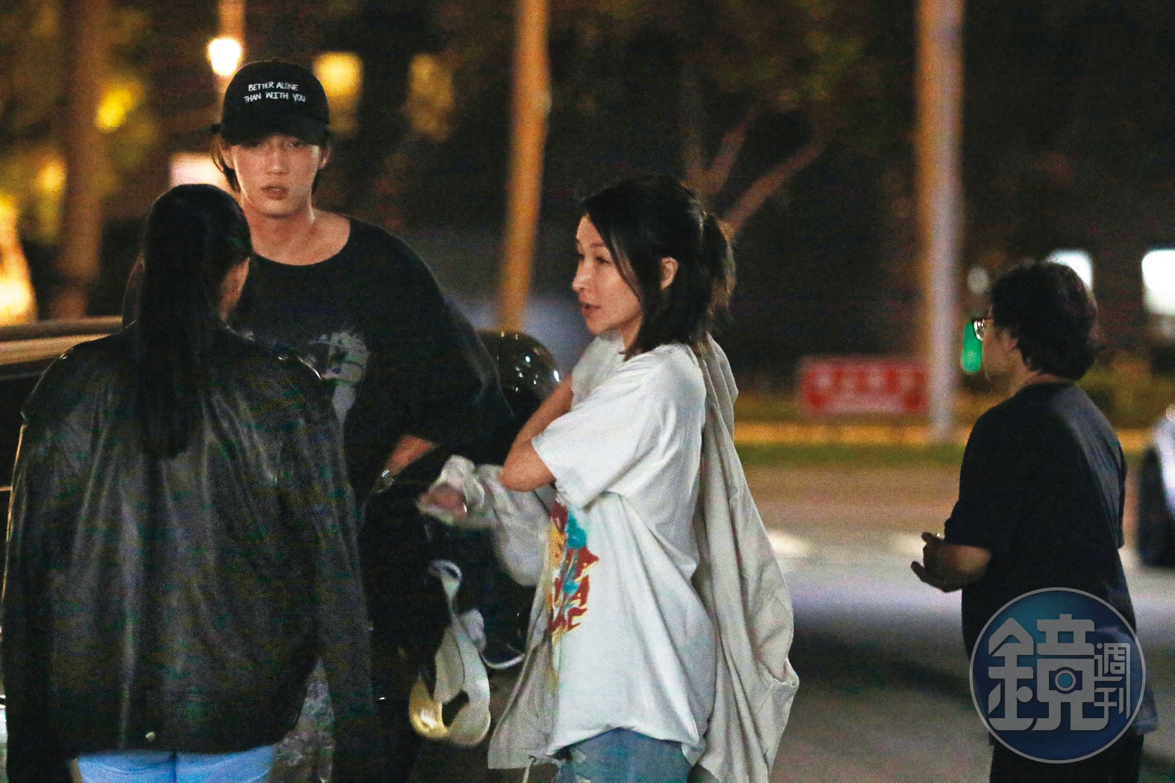 宅家裡許久的蕭亞軒（右），日前被本刊直擊外出伴友吃火鍋。左為黃皓。
