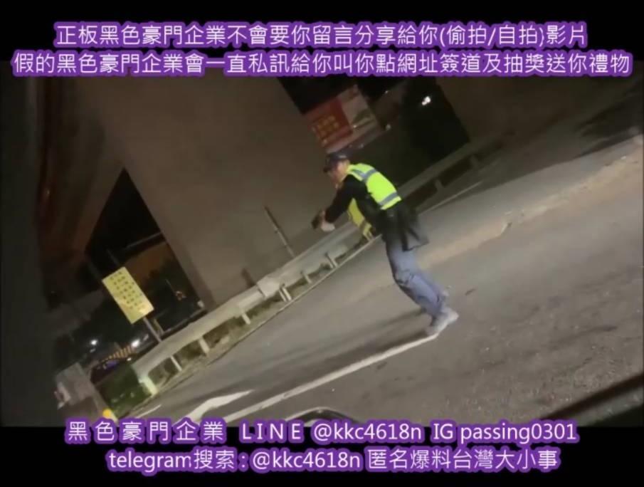 員警朝逃逸車輛開槍。（翻攝自黑色豪門企業）