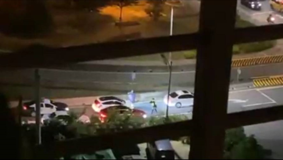 員警攔住欲逃脫車輛，要求駕駛下車受檢。（翻攝自黑色豪門企業）