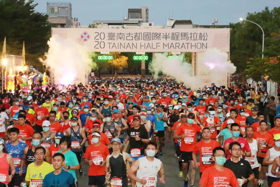 「2020台南古都國際半程馬拉松」吸引1.5萬名好手參加，卻有民眾因交通管制和員警起了爭執。（翻攝自黃偉哲臉書）