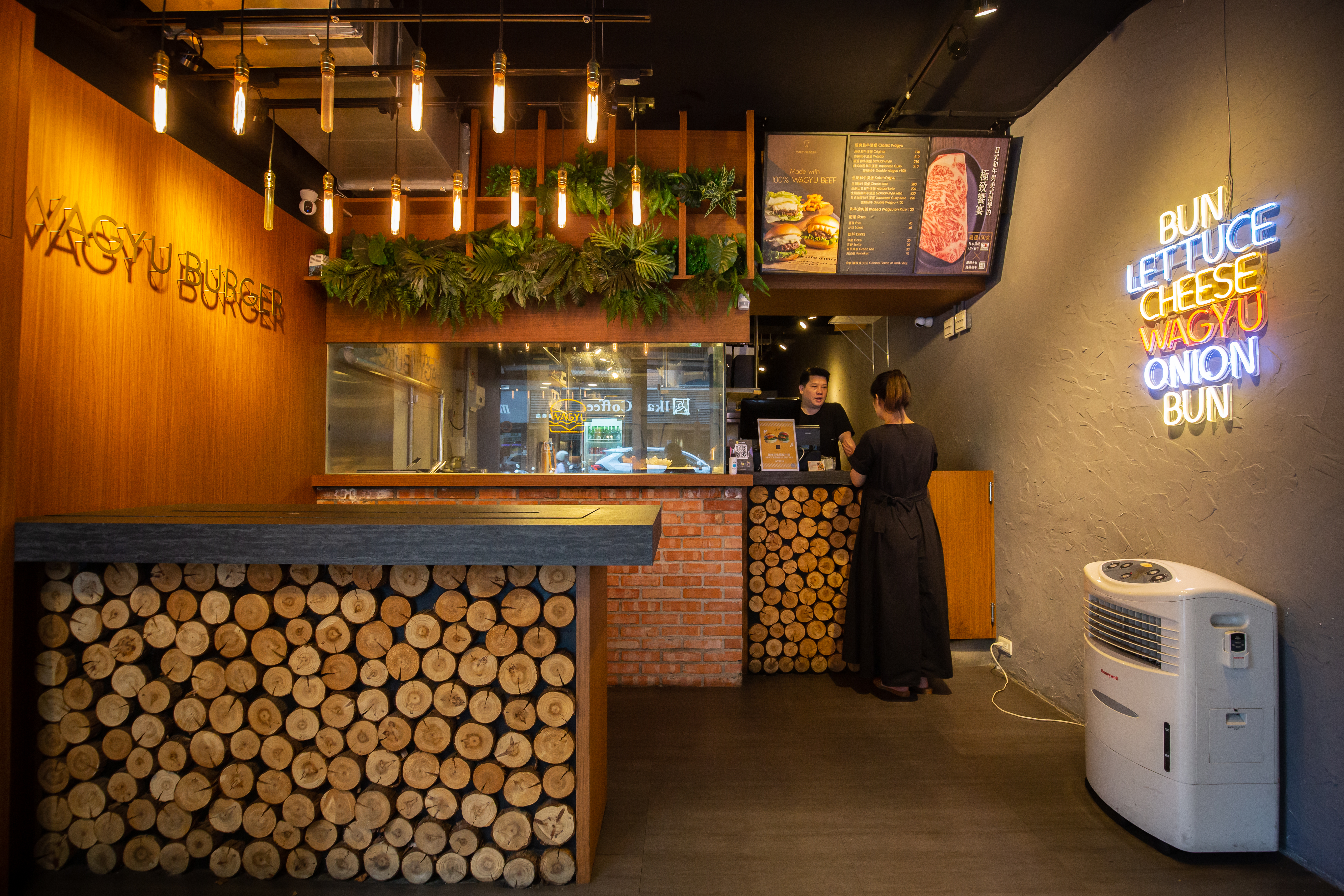 這裡以外帶為主，店內謹設置一張立食桌。