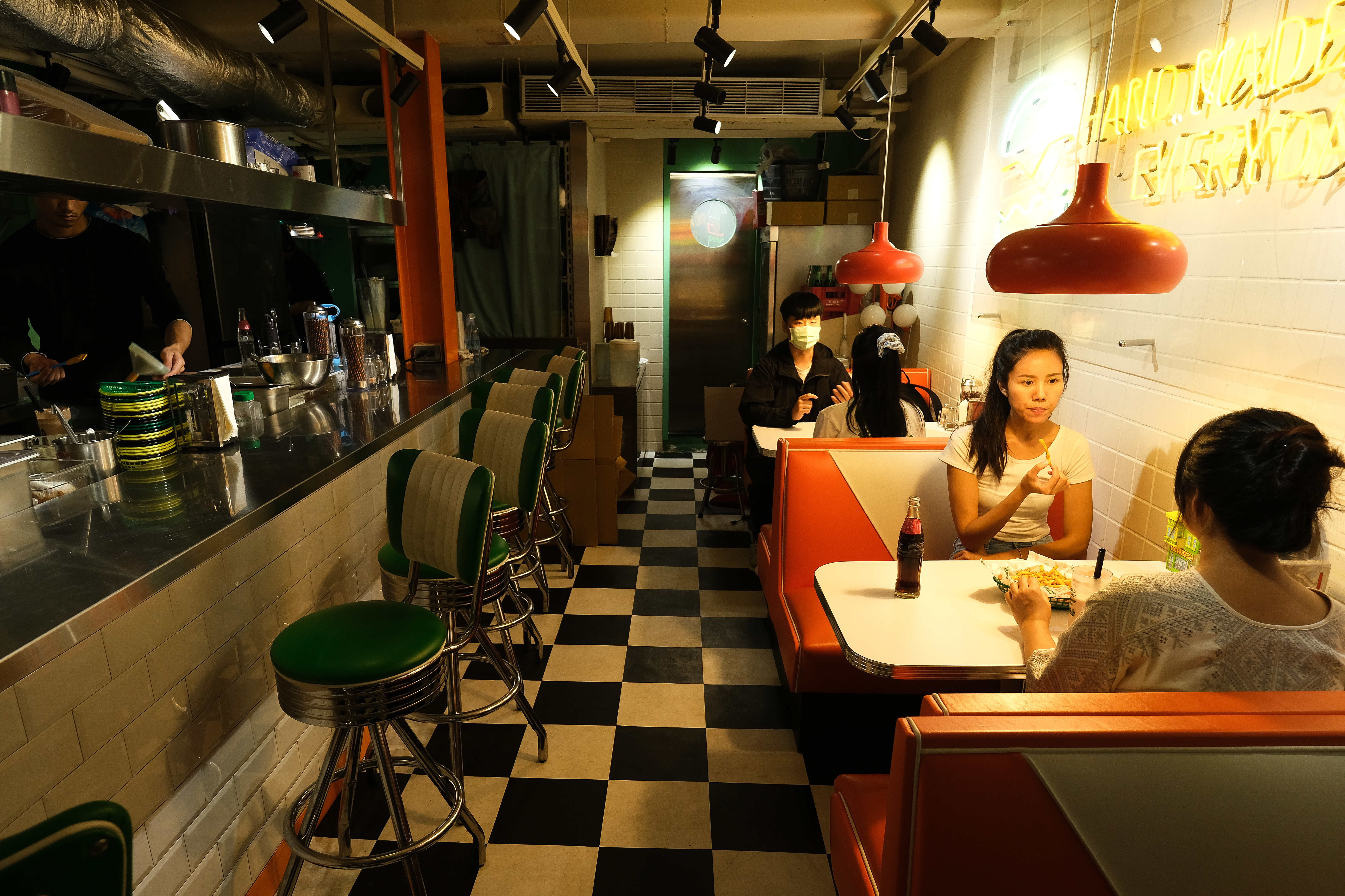 美式漢堡速食店「Big Al's Burgers」，空間好像美國公路電影裡會出現的速食餐廳。