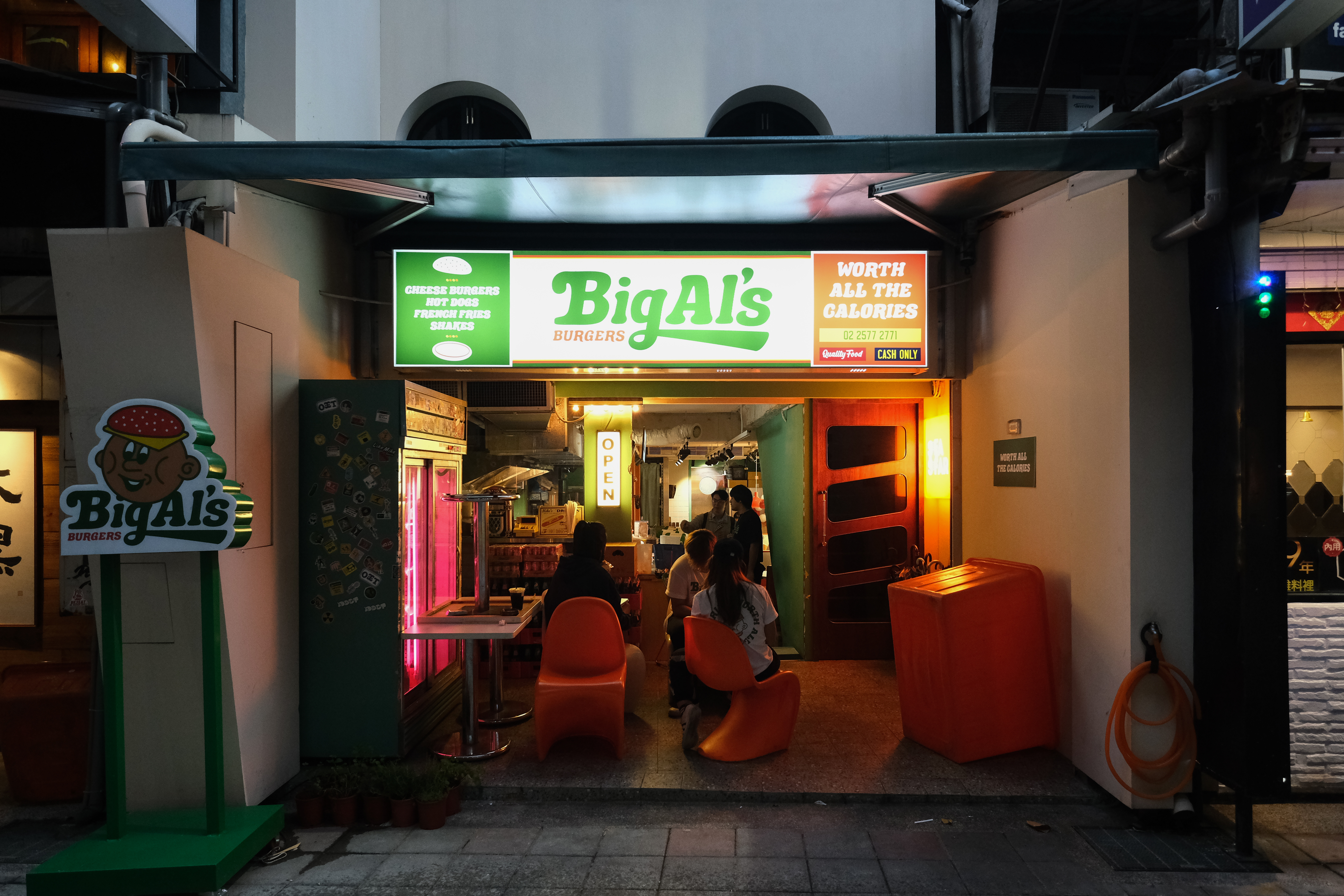 「Big Al's Burgers」是霓虹、撞色復古的美式速食店。