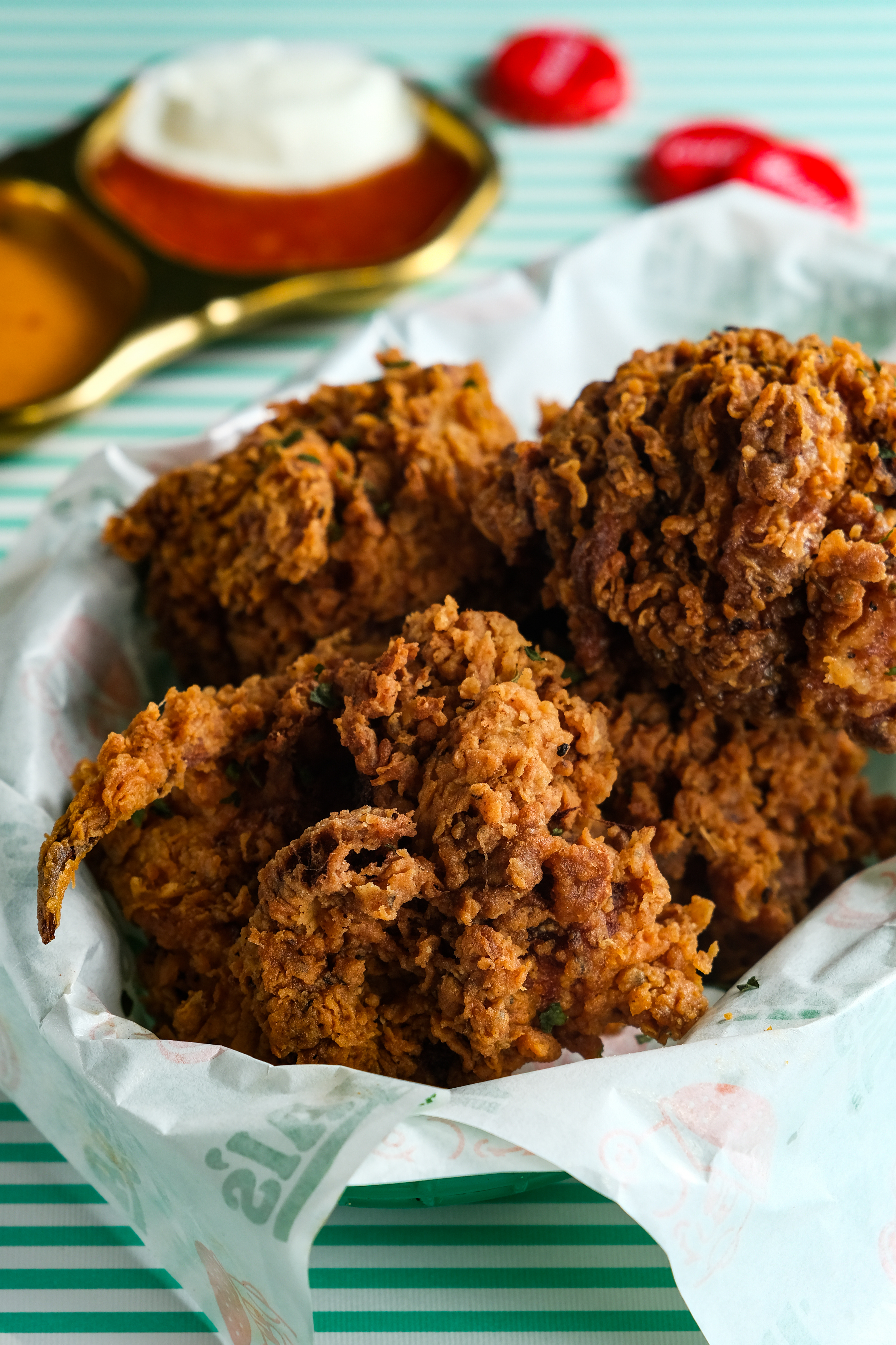 重口味的「秘製炸雞」皮厚酥脆，很有個性。（200／份）