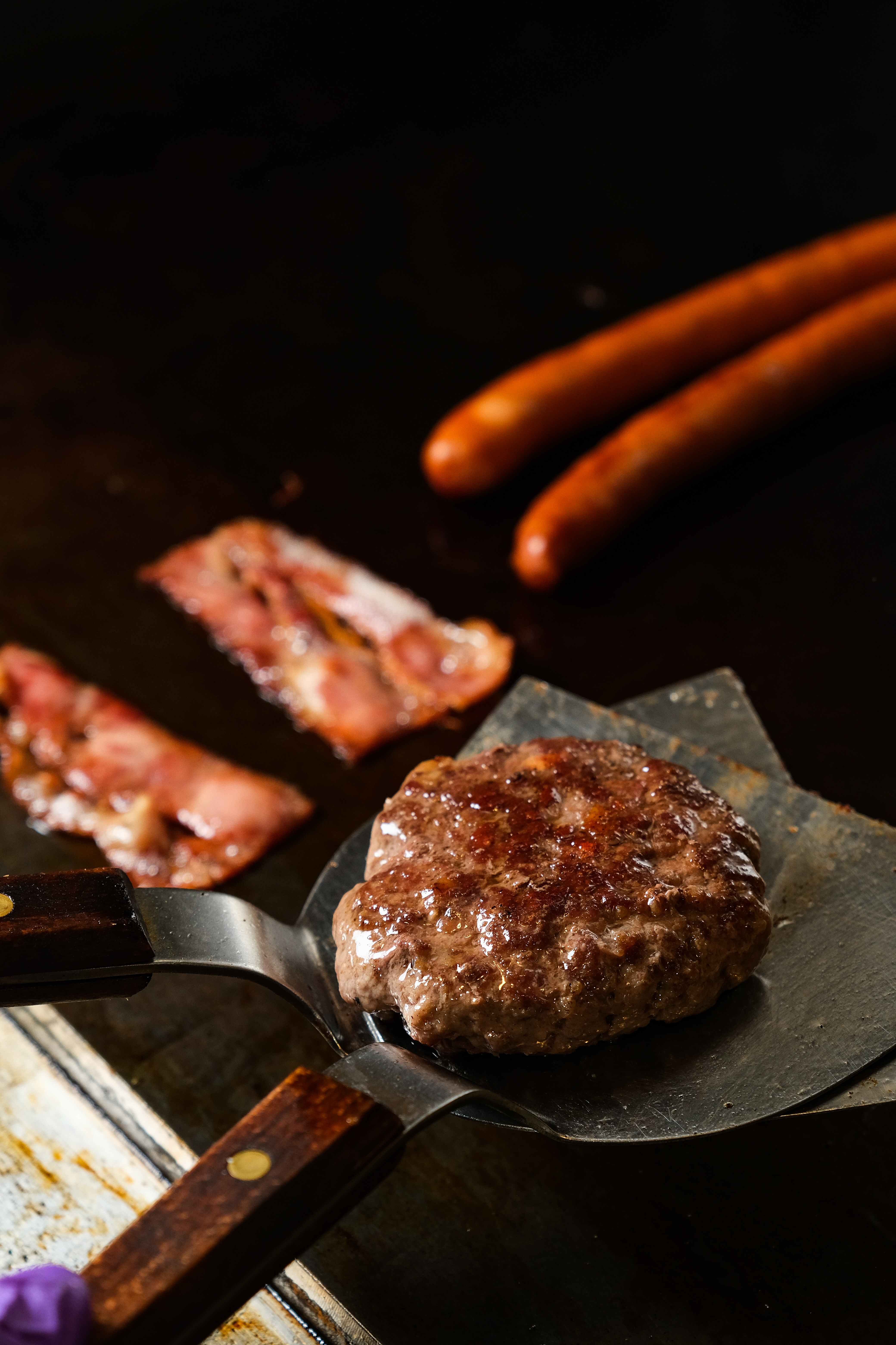 美式街頭食物培根、熱狗和漢堡肉排攻佔煎檯。