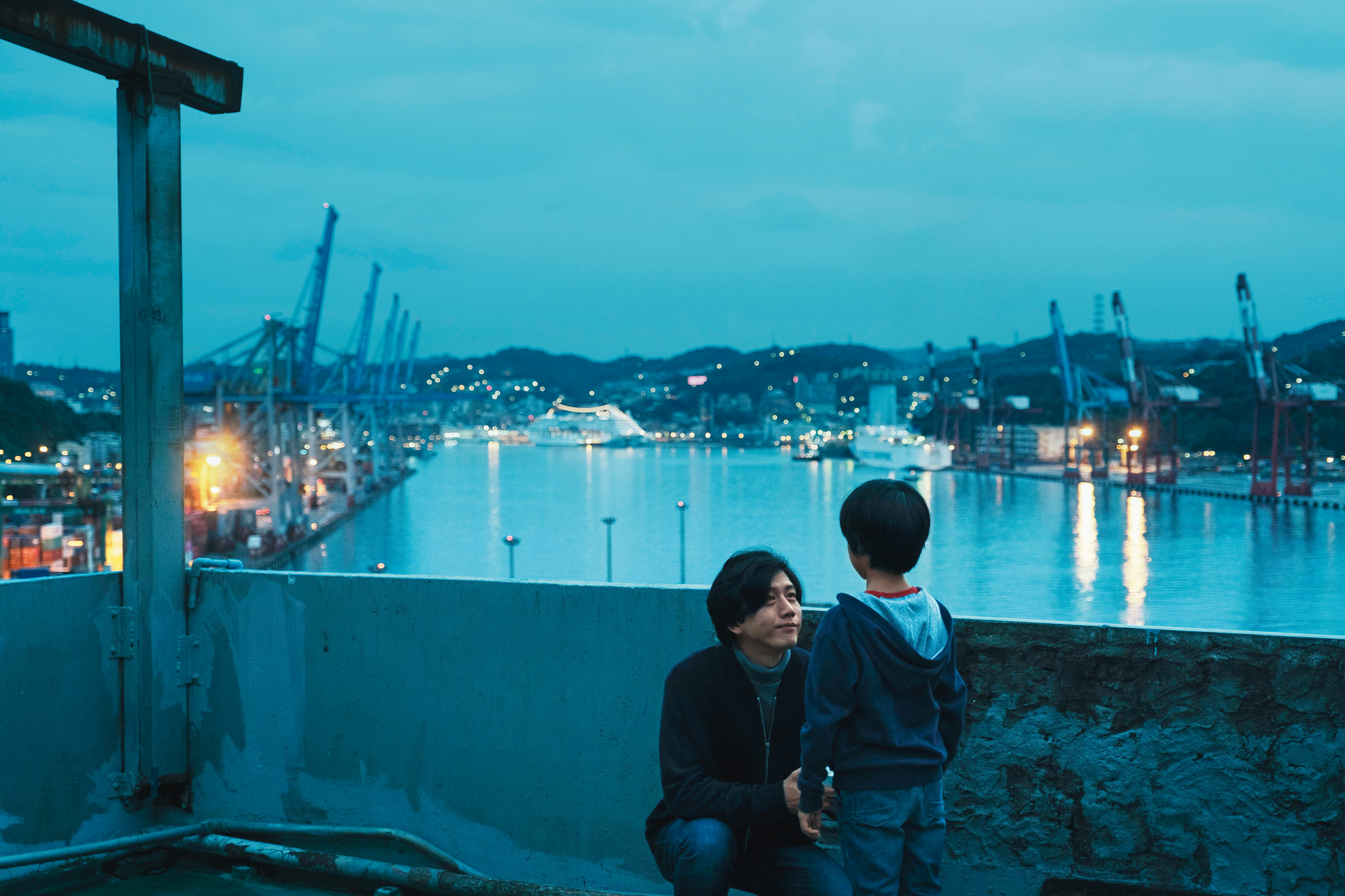 基隆的港都風景氣氛讓莫子儀（左）、白潤音（右）的演出產生化學反應，畫面也更有味道。（牽猴子提供）