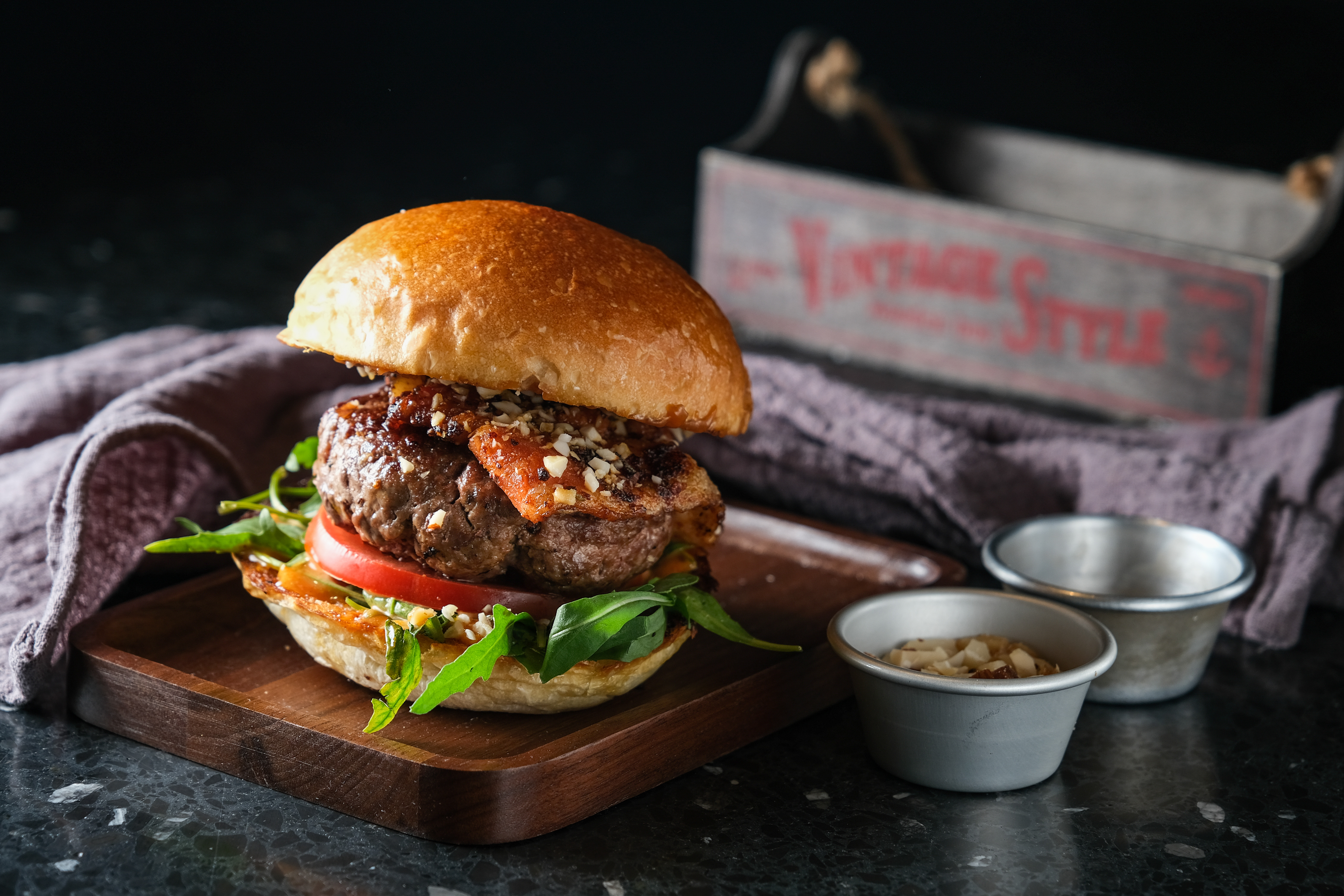 乳甜味及肉汁交織舌尖的「海鹽堅果牛奶糖漢堡」。（280元／顆）