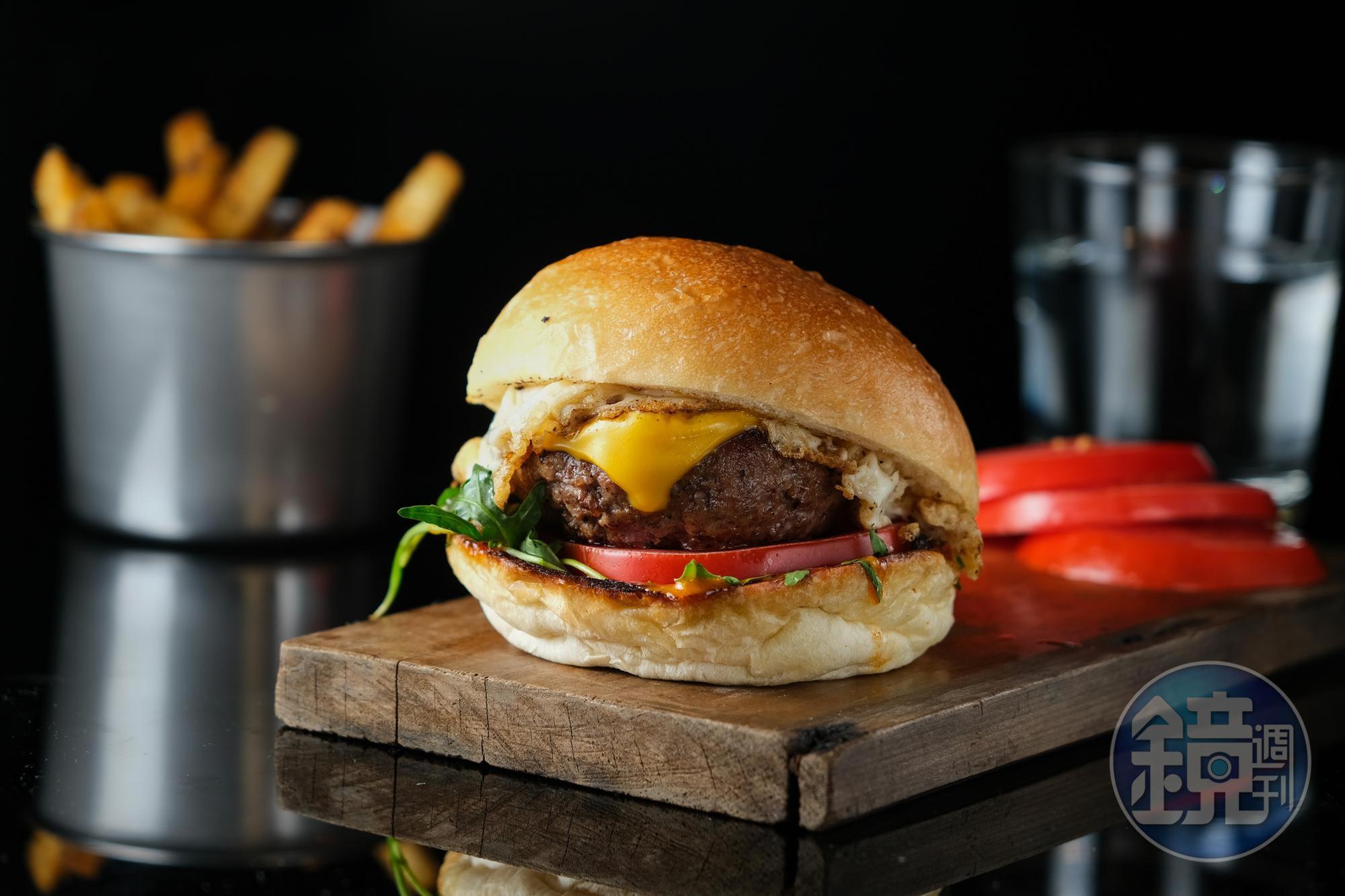 牛豬雙拼的「50% Burger（混合漢堡肉）」，帶點培根口感。（250元／顆）
