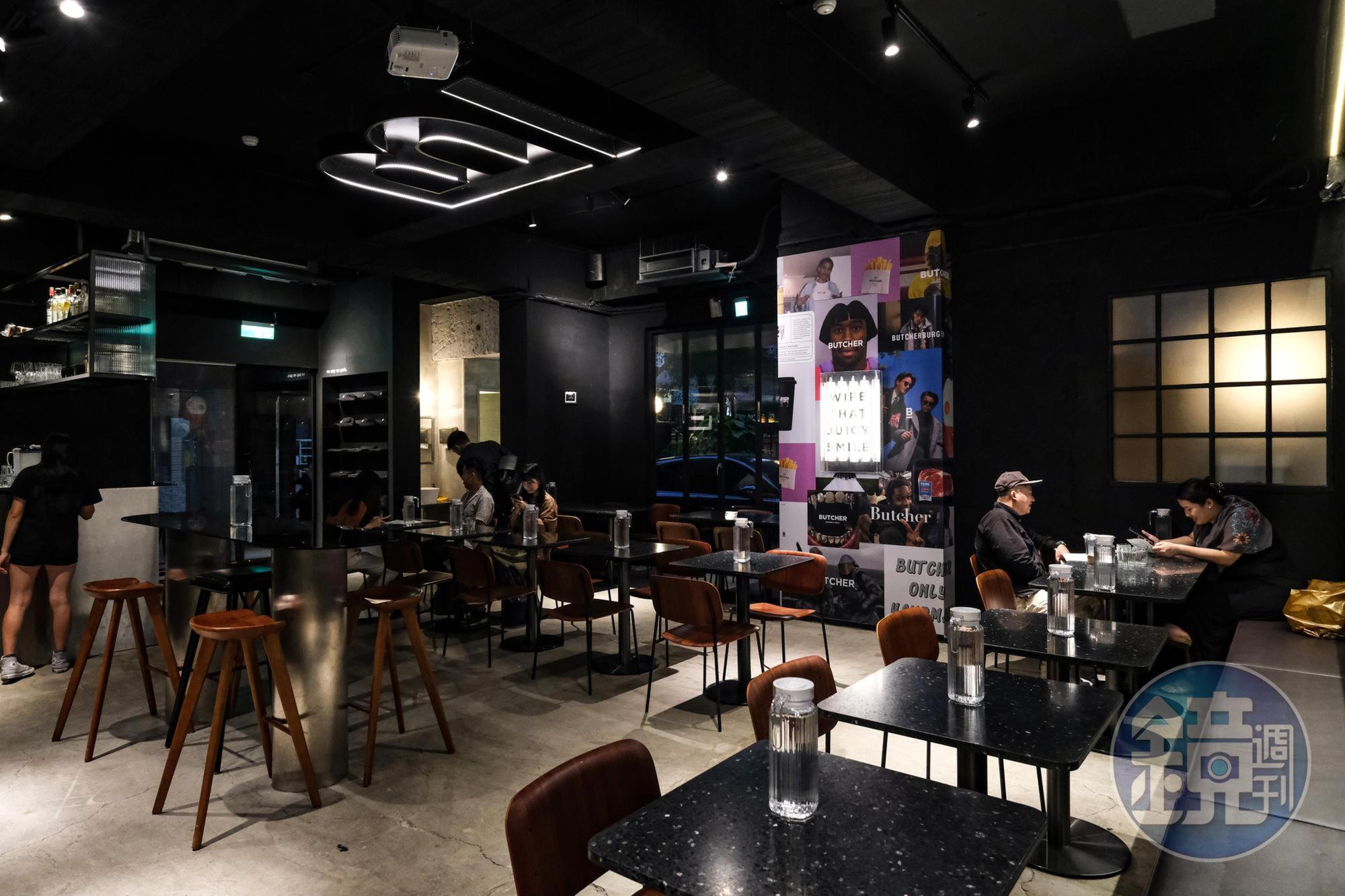 暗黑系輕工業風的用餐空間。