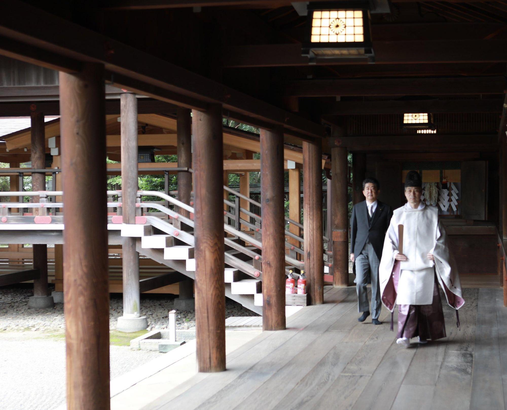 安倍晉三今日再度參拜靖國神社,圖為安倍上月19日參拜畫面。(翻攝自安倍晉三推特)