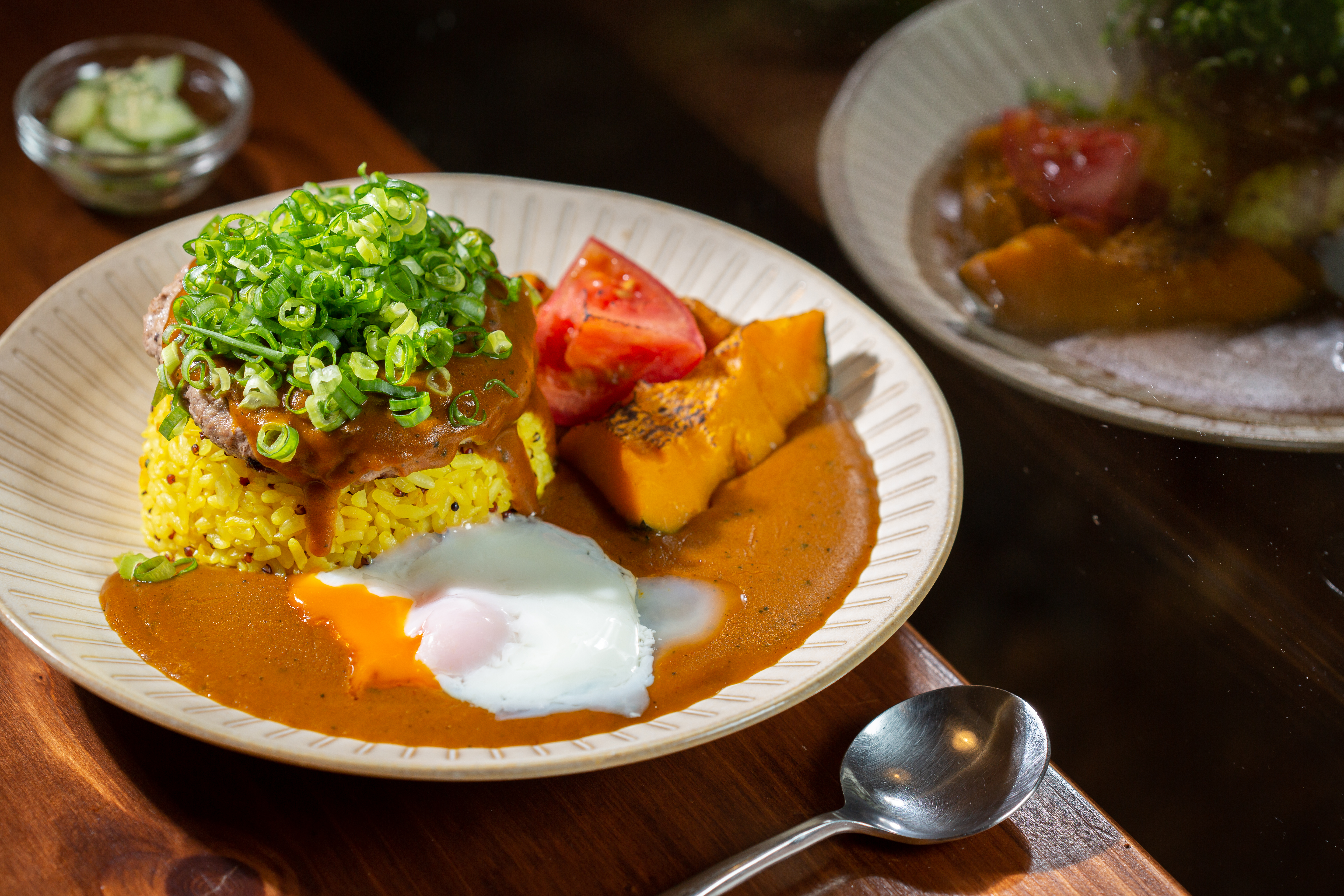 「南瓜咖哩漢堡排飯」揉合蔬菜甜味及辛香料的成熟氣味。（270元／份）