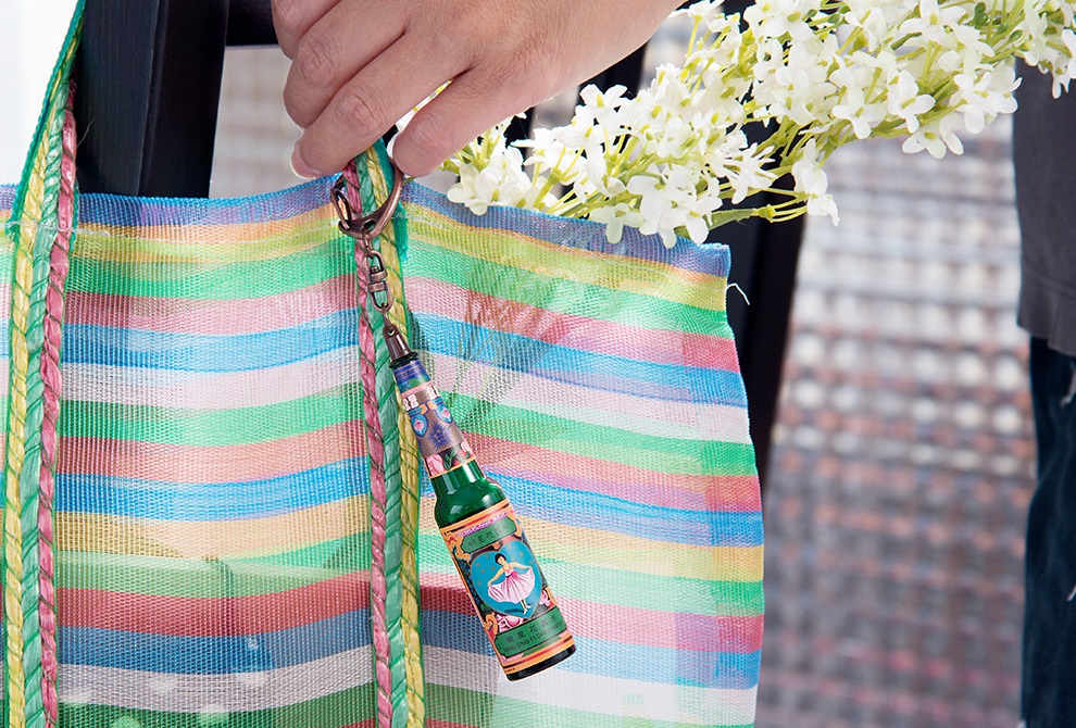 悠遊卡公司新推出懷舊的「明星花露水3D造型悠遊卡」，今起在4大超商限時預購。（悠遊卡公司提供）