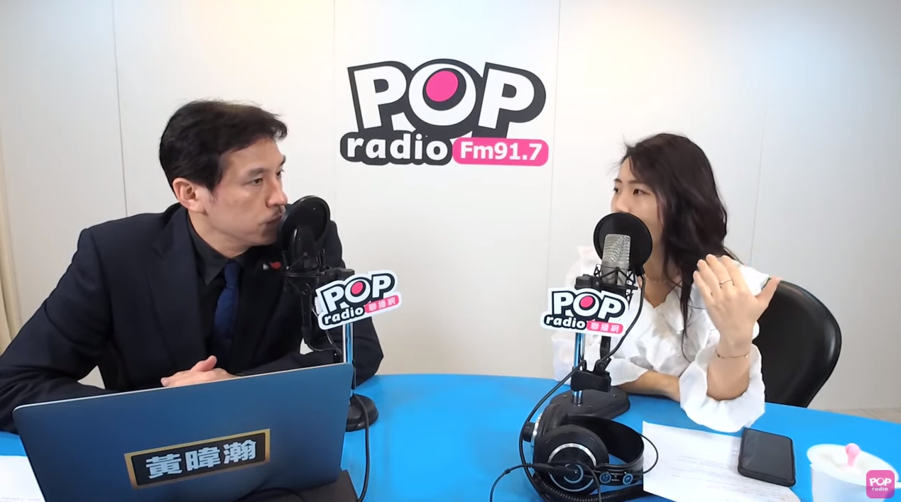 徐巧芯接受黃暐瀚專訪，討論到民調顯示年輕人願意打仗卻不想當兵的話題。（翻攝自POP Radio聯播網 YouTube頻道）