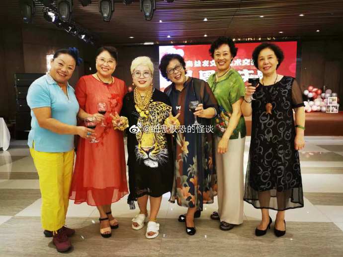 網友起底婦人是「一顆紅心雞蛋」的董事長葛榮。(翻攝自微博)