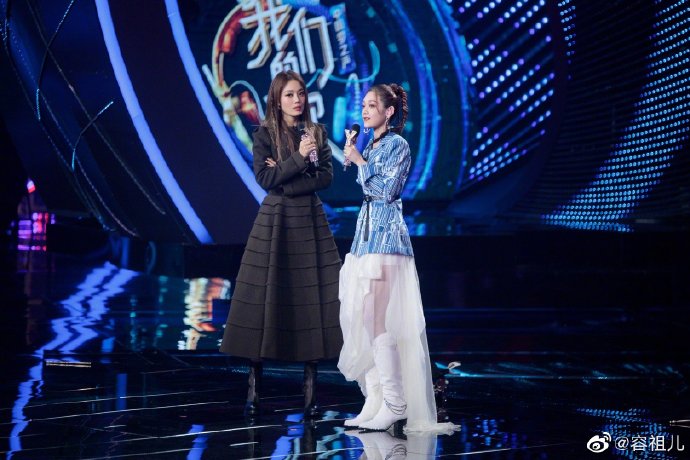 容祖兒(左)和希林娜依·高合唱〈母系社會〉,歌詞卻和原曲有部分出入。(翻攝自容祖兒微博)