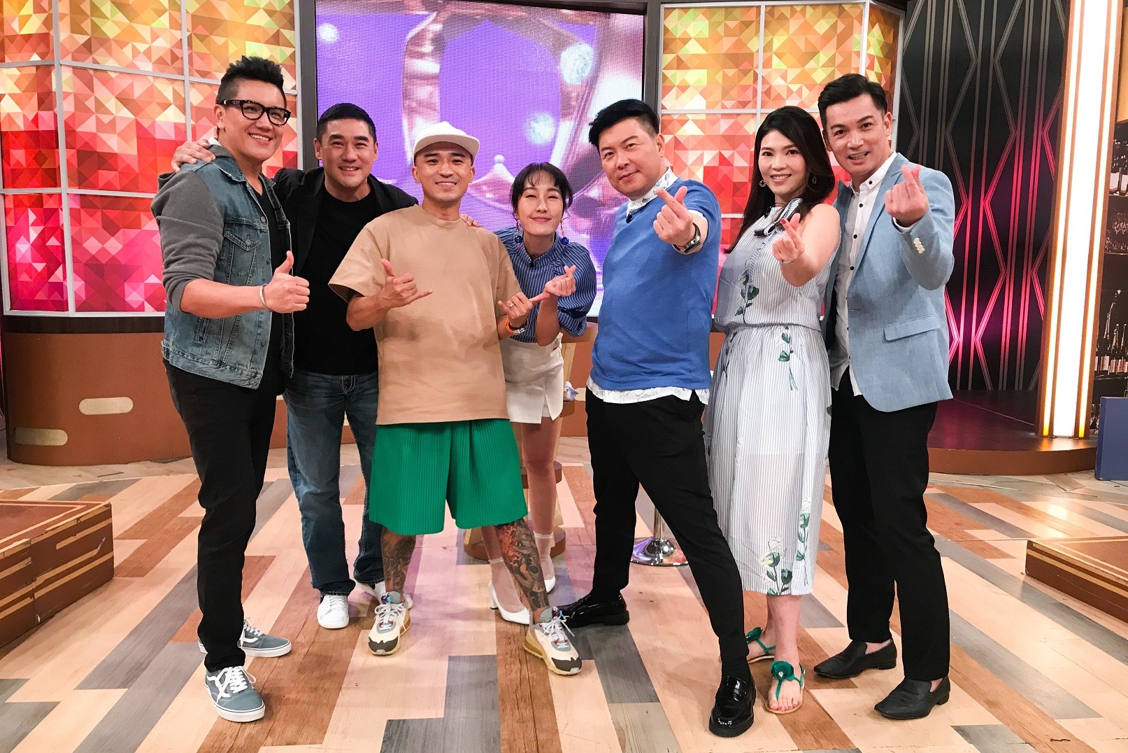 《一袋女王》日前邀請伊正(右一)、LISA(右二)、吳大維(左二)、倪子鈞(左三)及孫國豪(左一)上節目分享浪子變暖爸的親身故事。(衛視中文台提供)