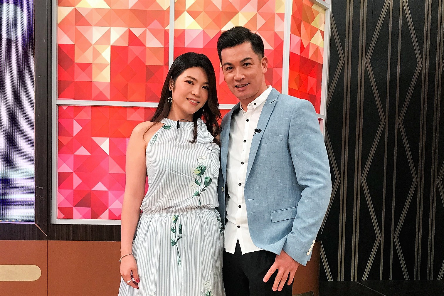 女兒出生當下,伊正(右)崩潰痛哭,讓老婆反問他:「你還好嗎?」。(衛視中文台提供)