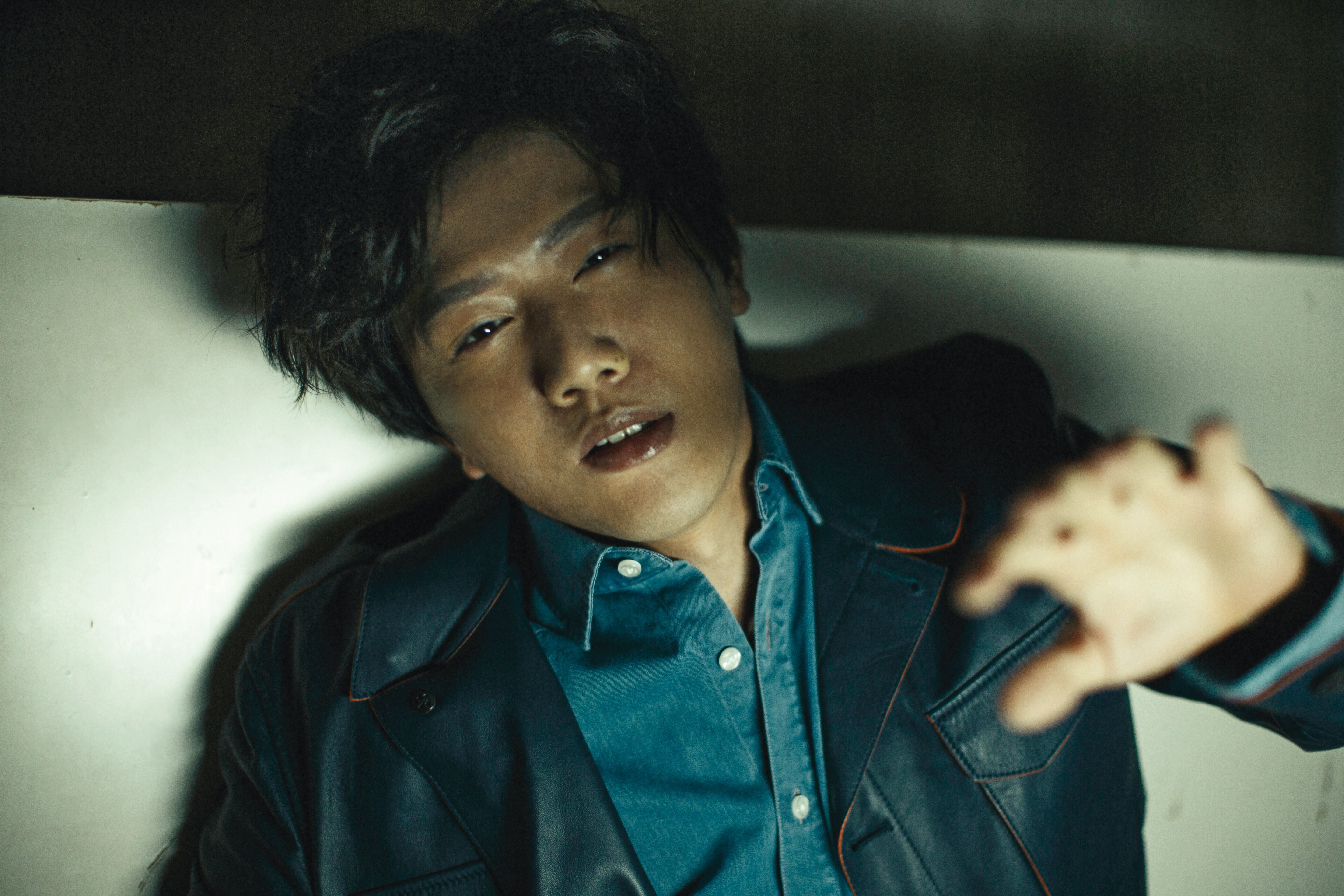 通常訪問拍照時，很少人可以像莫子儀二話不說，自己就鑽到桌子底下，瞬間變身迷幻的表情。