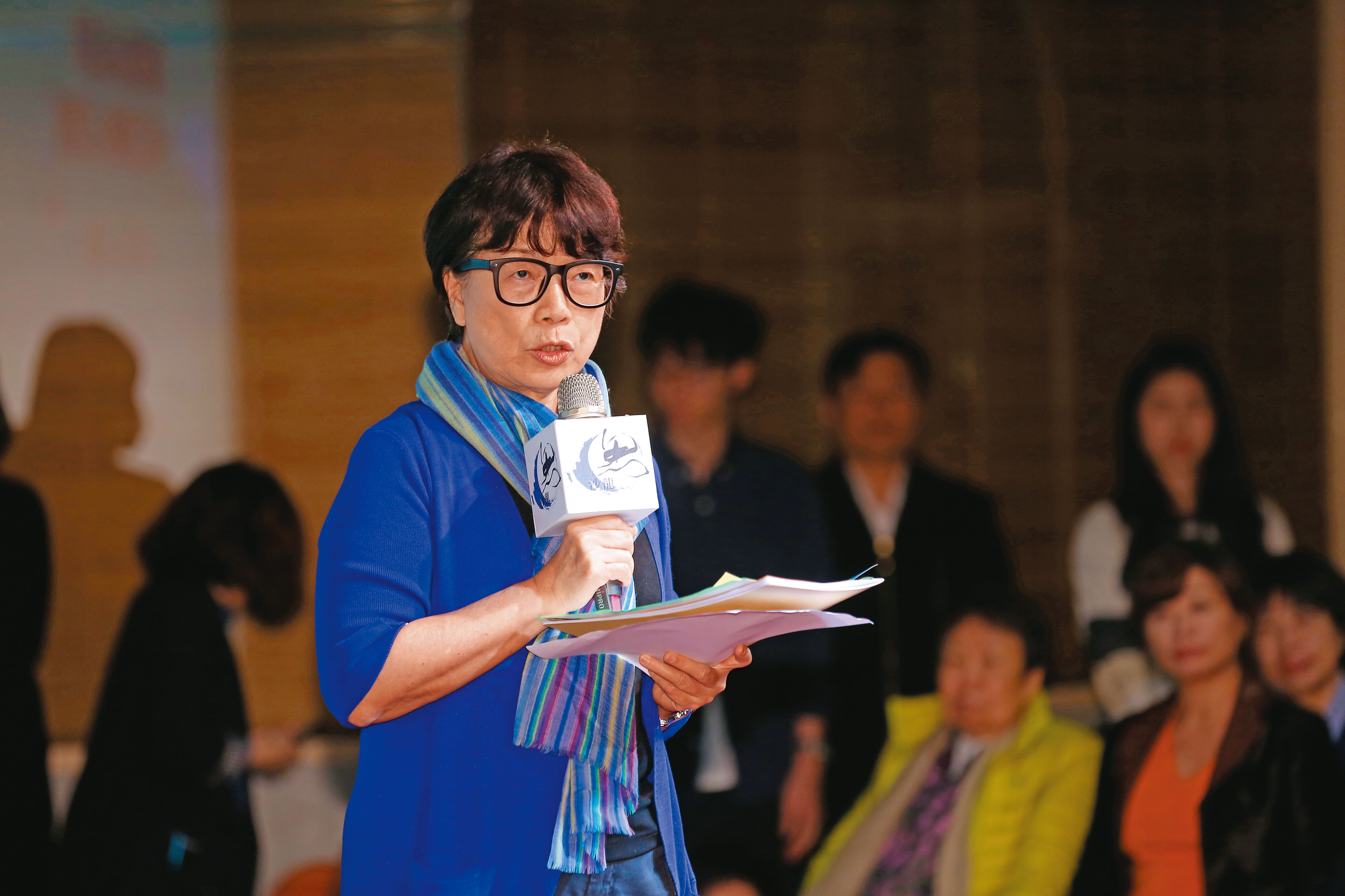 作家龍應台在臉書上宣示反戰的貼文，一時間成了人人喊打的過街老鼠，原因是她對戰爭的定義以及歸因出了問題。