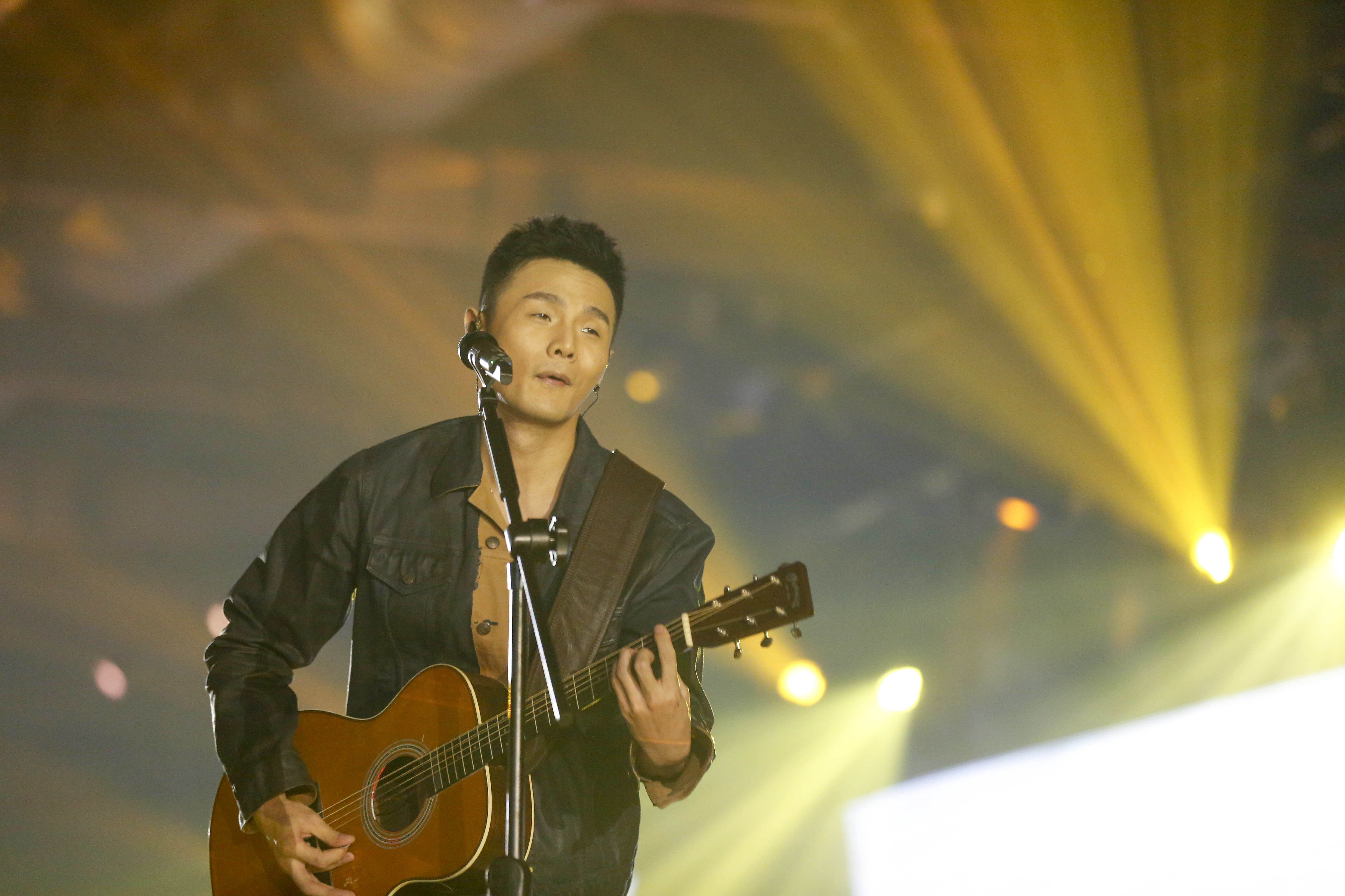 李榮浩去年就把專輯製作好，但一直發行不了，他氣到發文幹譙大陸音樂平台和經紀人，嗆聲「沒你們我就真的寸步難行嗎？」。（本刊資料照）