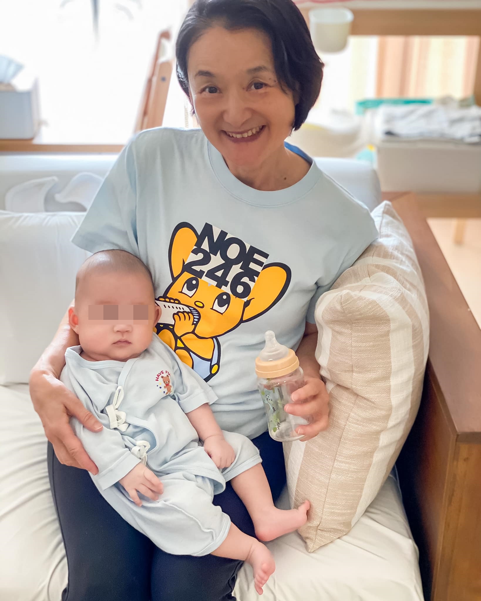 歐陽靖的媽媽譚艾珍幫忙照顧小孩。(翻攝自歐陽靖臉書)