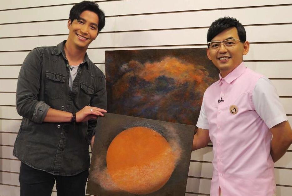 吳翔震向黃子佼介紹自己的畫作。（經紀人提供）