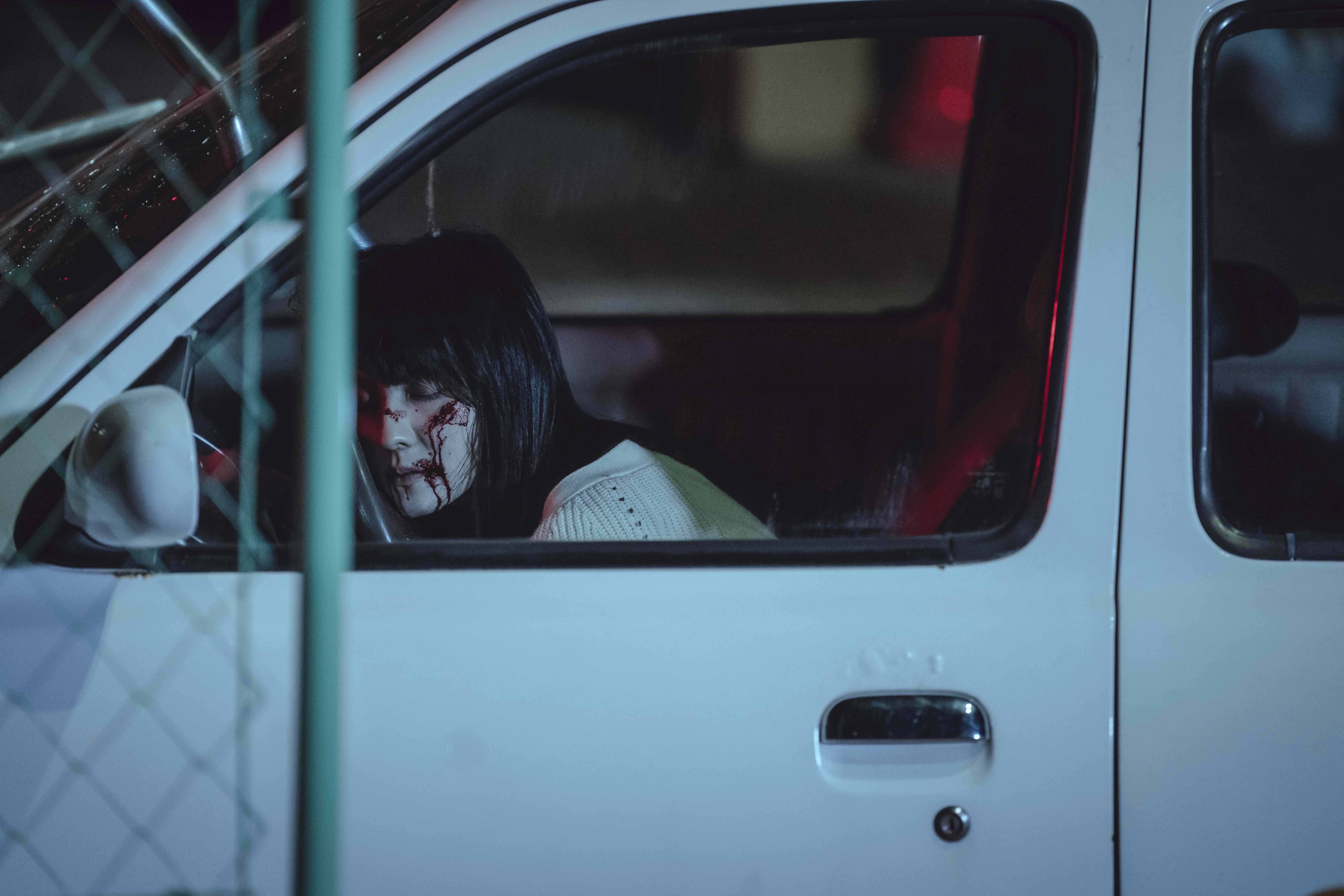 《黑喵知情》連俞涵劇中遇害，車禍吐血慘死，場面逼真。（LINE TV提供）