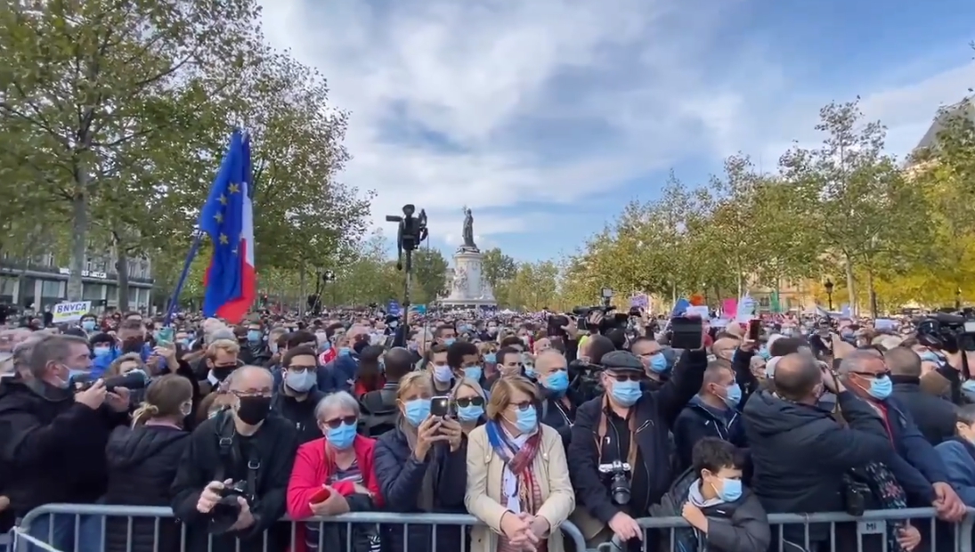 數以萬計的民眾前來哀悼遇害的歷史老師帕迪，並譴責極端主義。（翻攝自推特@JeanCASTEX）