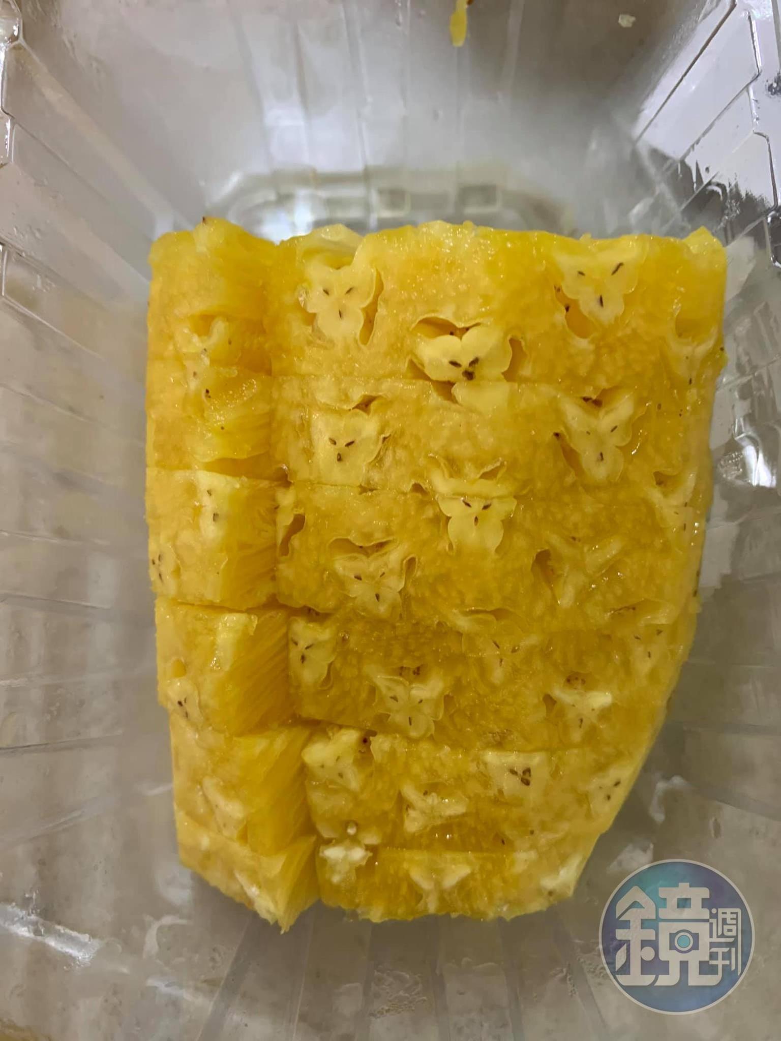 準備新鮮鳳梨榨汁。