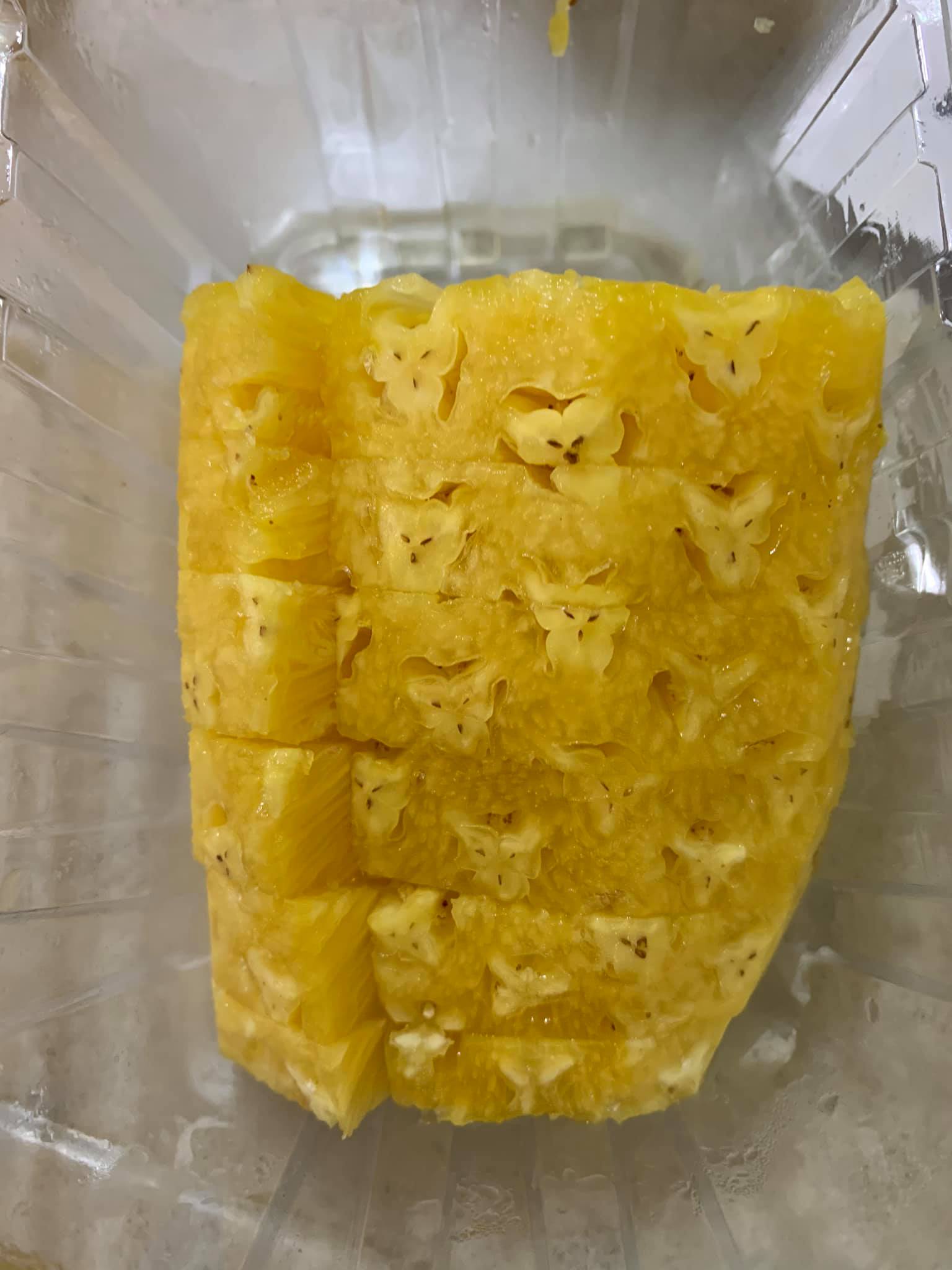 準備新鮮鳳梨榨汁。