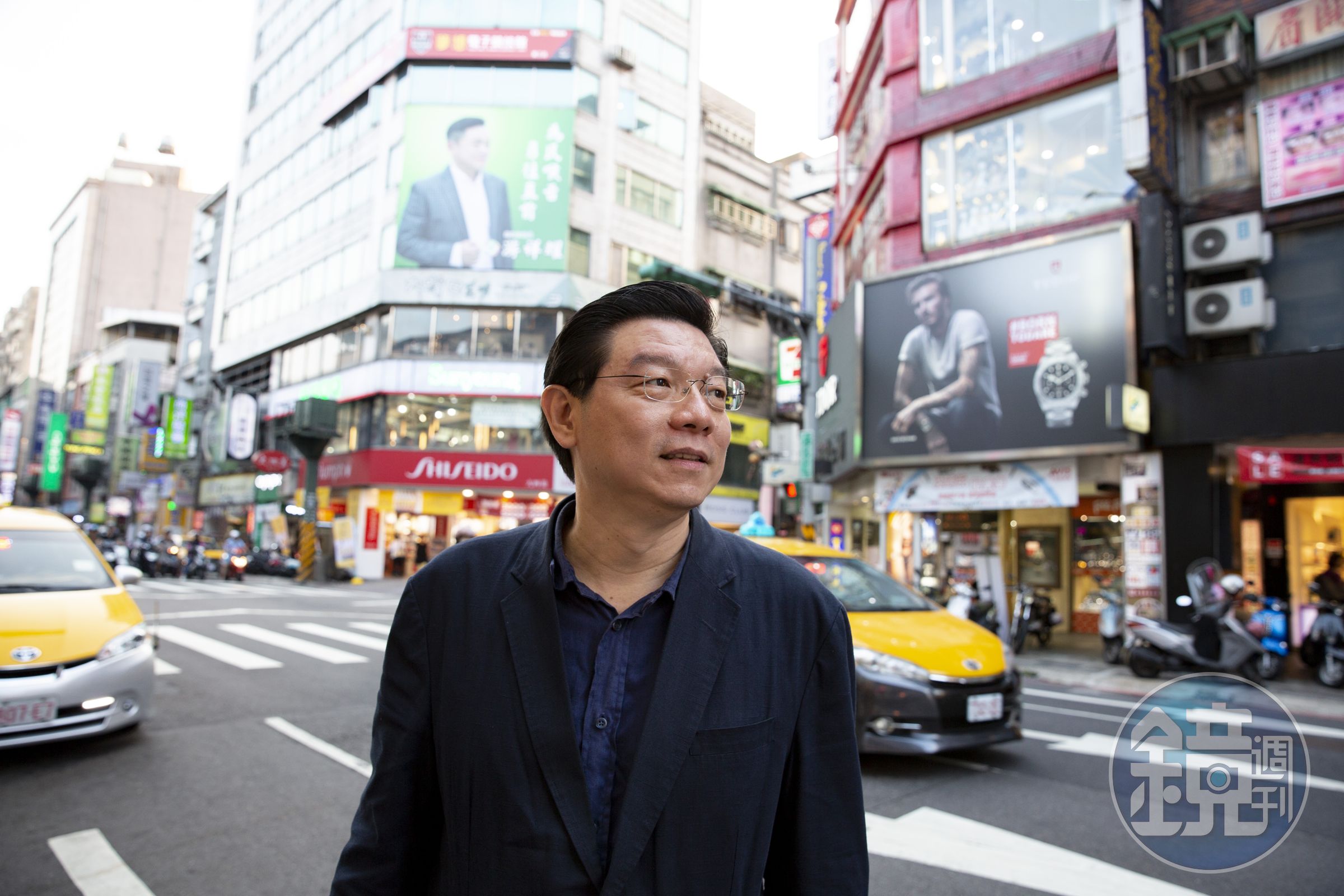 《鏡週刊》社長。雖是時事週刊領頭人，但私人臉書上只見每日吃便當或蒔花弄草全紀錄，偶爾還有下廚做菜心得。吃遍美食、喝遍好酒，說得一口好菜的裴社長，近來在同事催逼下，大方公開私人廚房筆記，圖解詳細，順便回覆各方親友綿延不絕的提問。