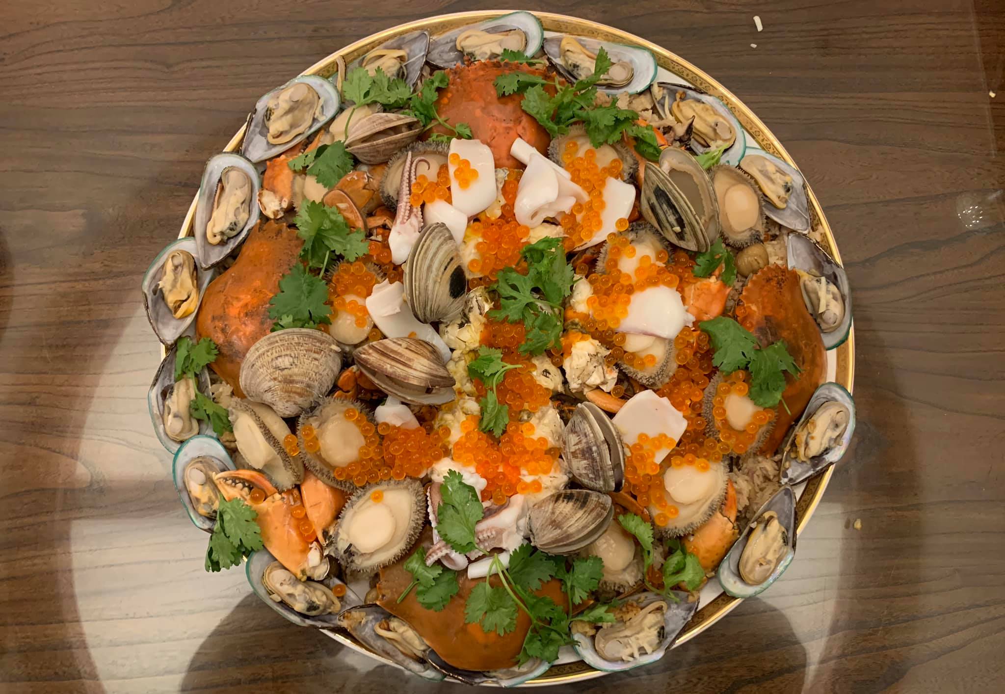 這道「紅蟳海鮮米糕」的做工繁複，是經典的酒家宴客菜。