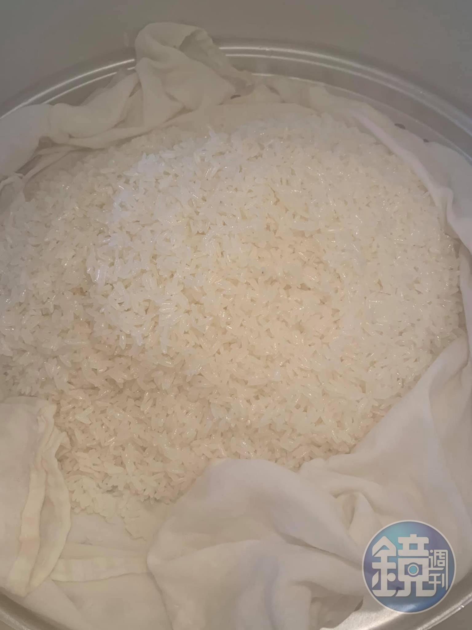 糯米上鍋蒸熟。