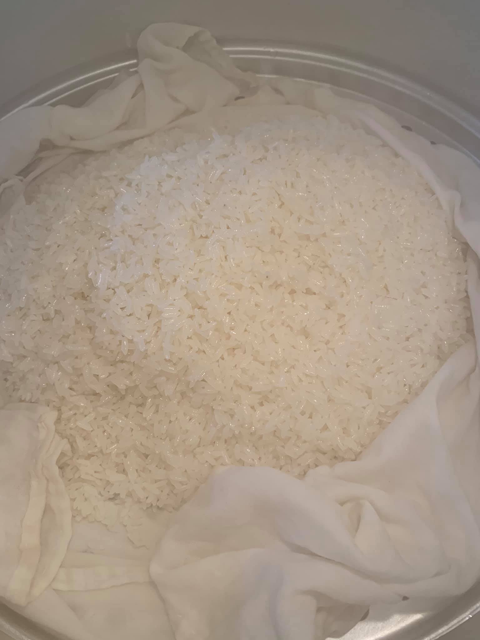 糯米上鍋蒸熟。