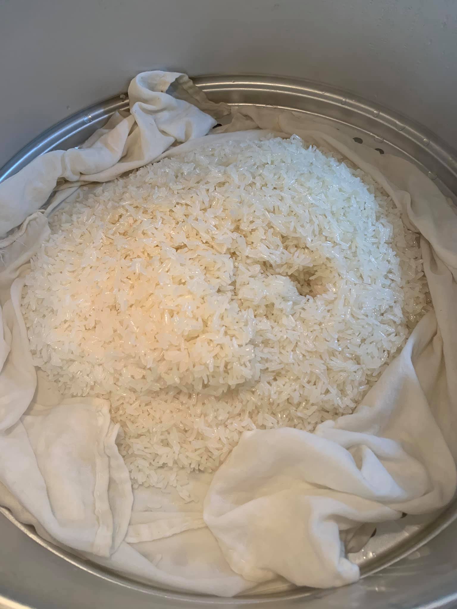 用長筷子插中間，看糯米中間熟了沒有？
