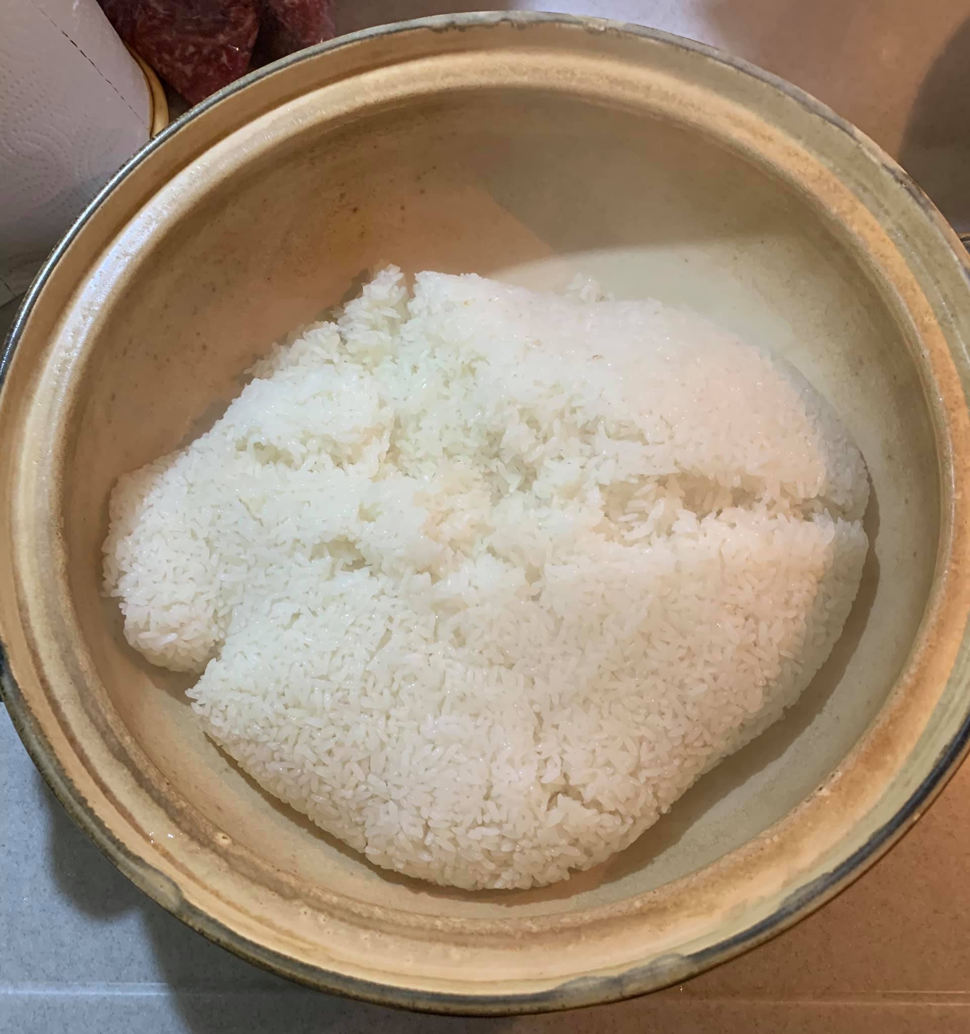 蒸好的糯米倒入砂鍋備用。