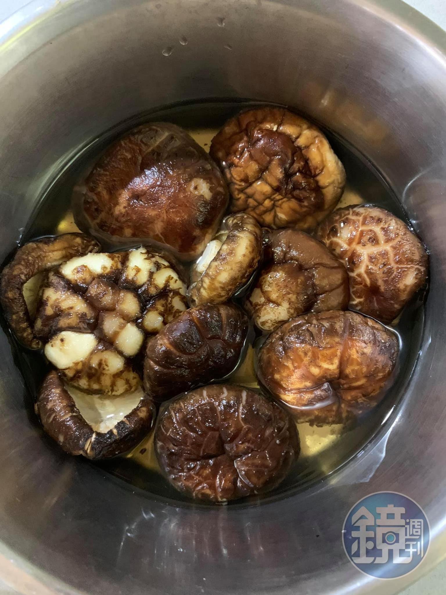 香菇泡水，香菇水留下備用。