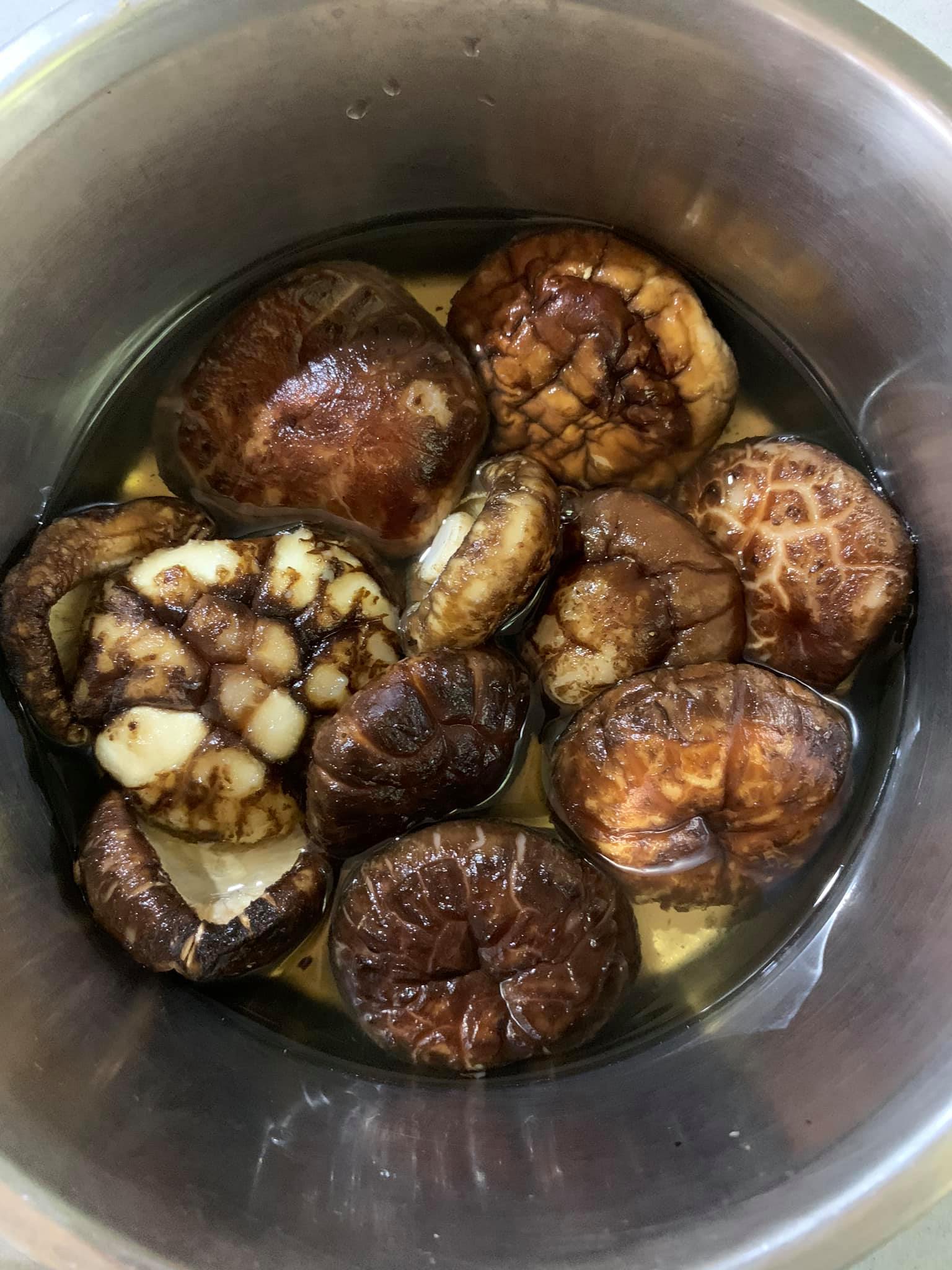 香菇泡水，香菇水留下備用。