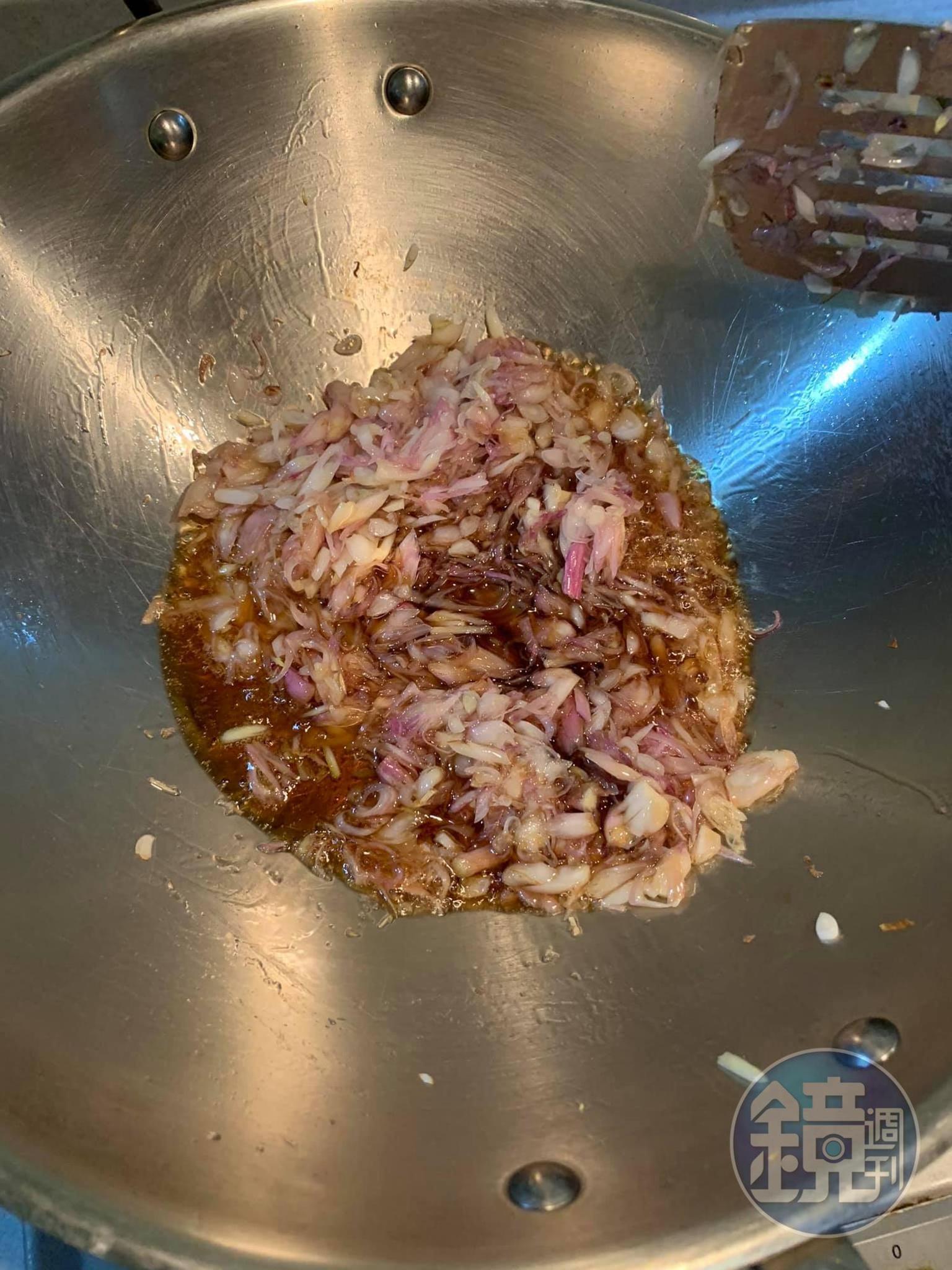 下麻油炒香紅蔥頭。