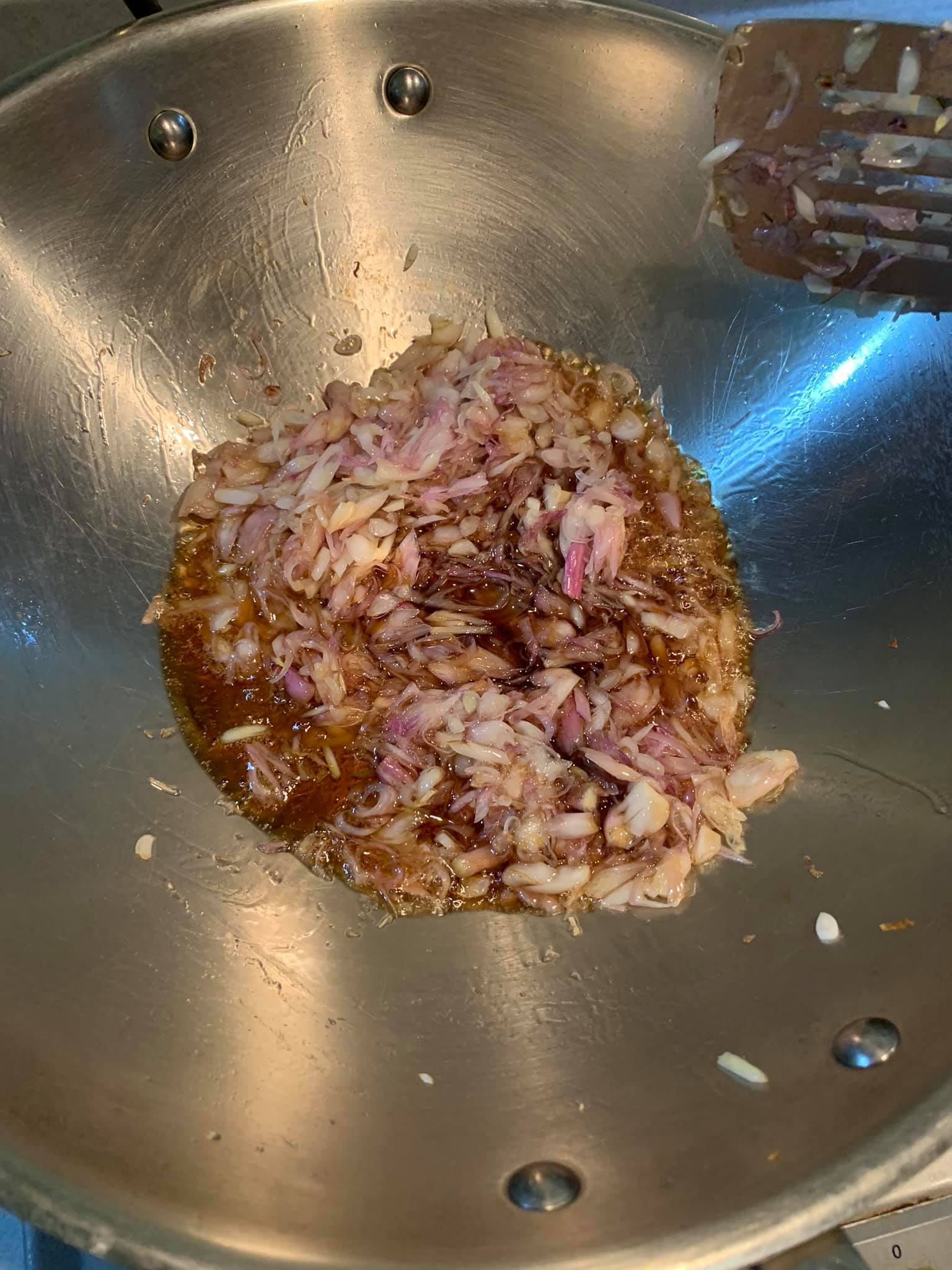 下麻油炒香紅蔥頭。