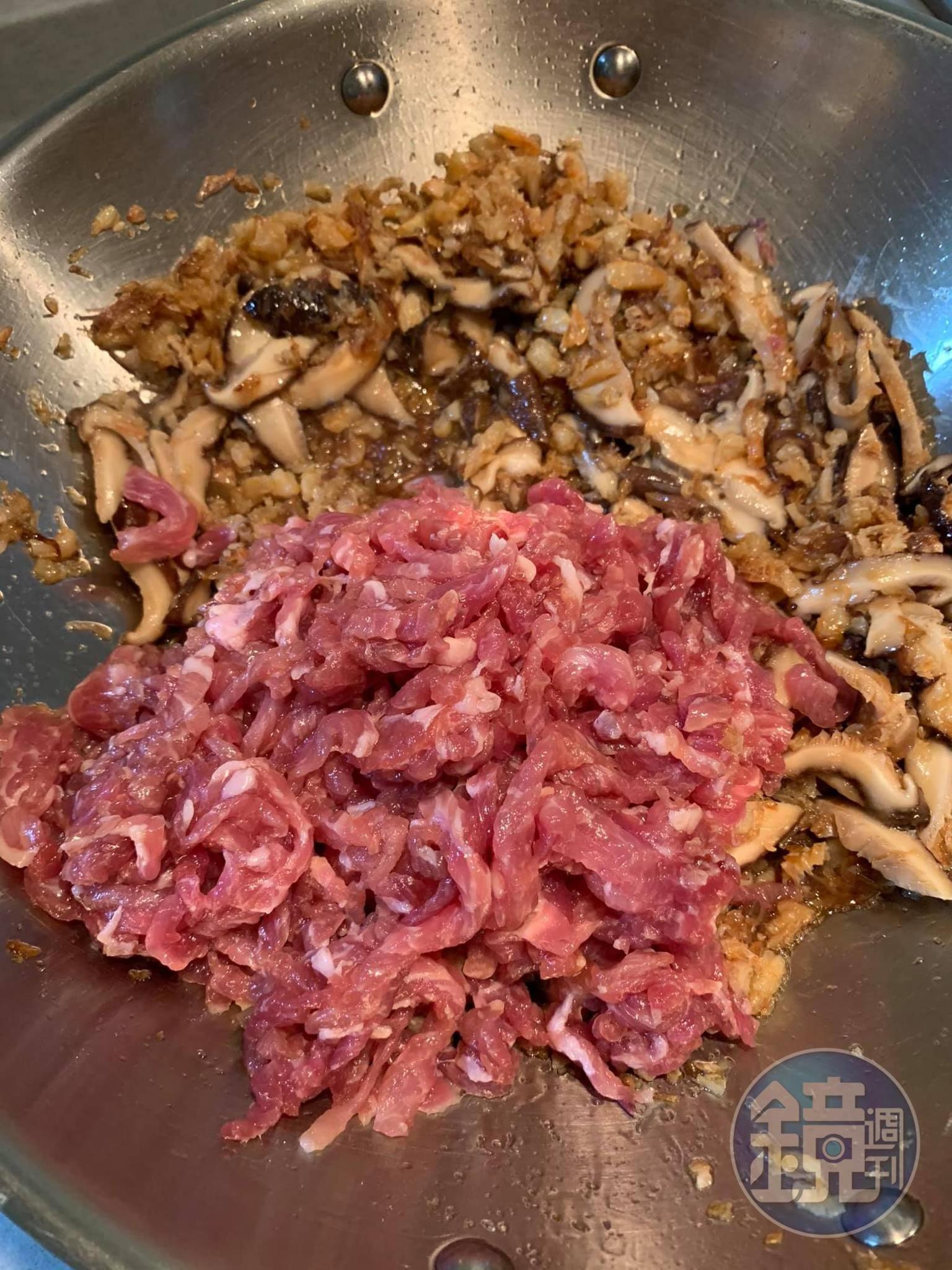 放入肉絲同炒。