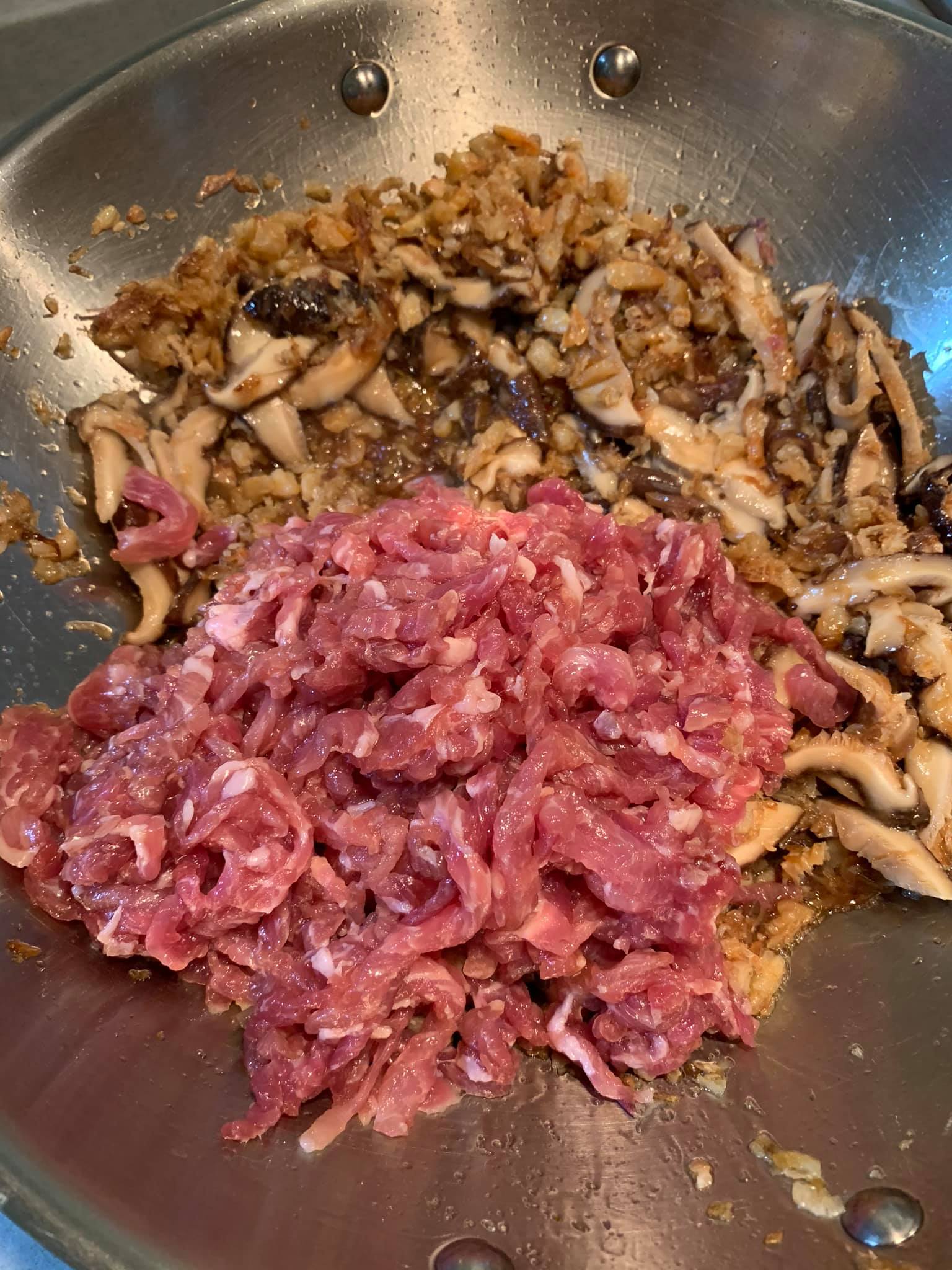 放入肉絲同炒。