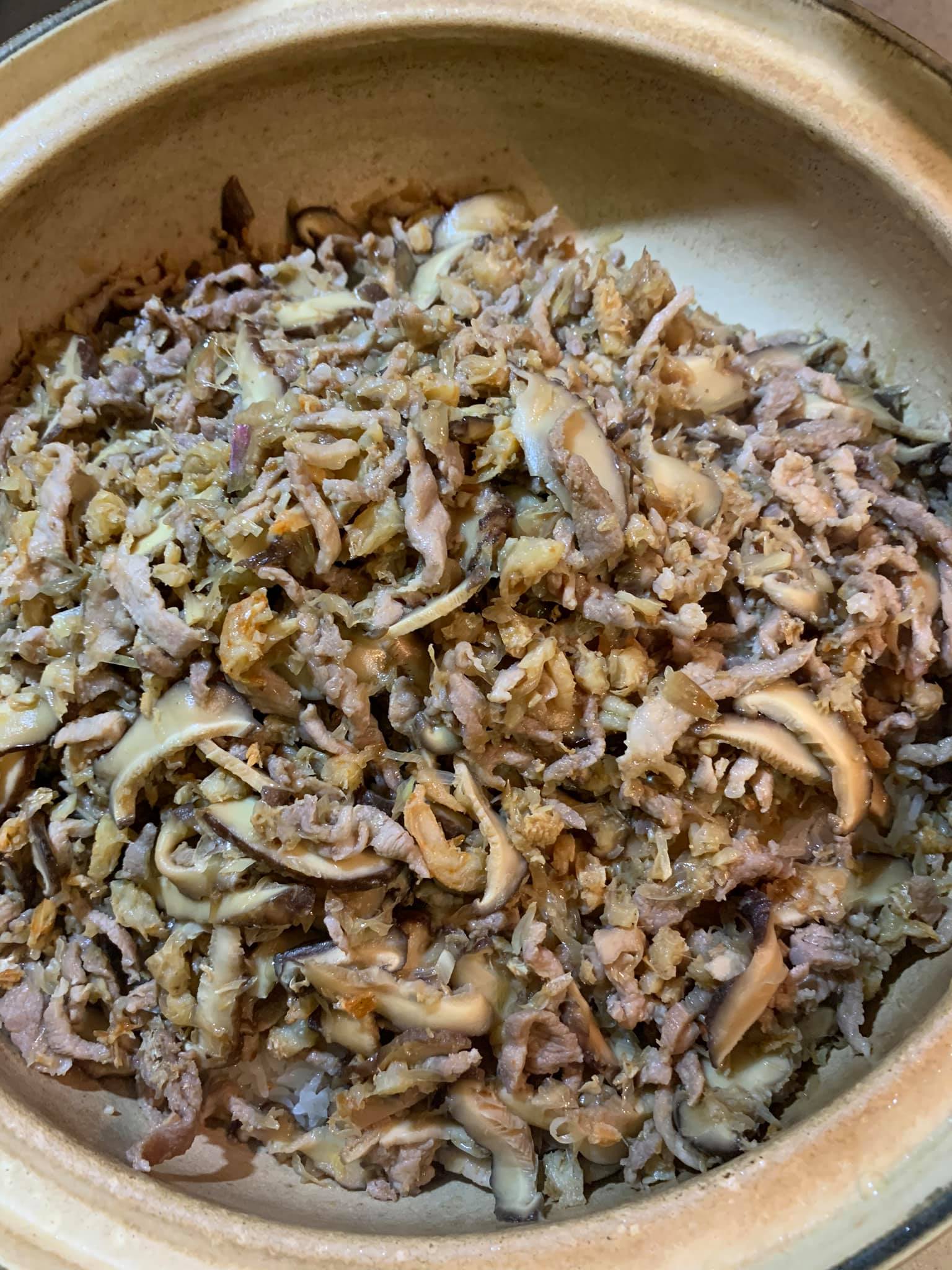 把油飯炒料撈出備用。