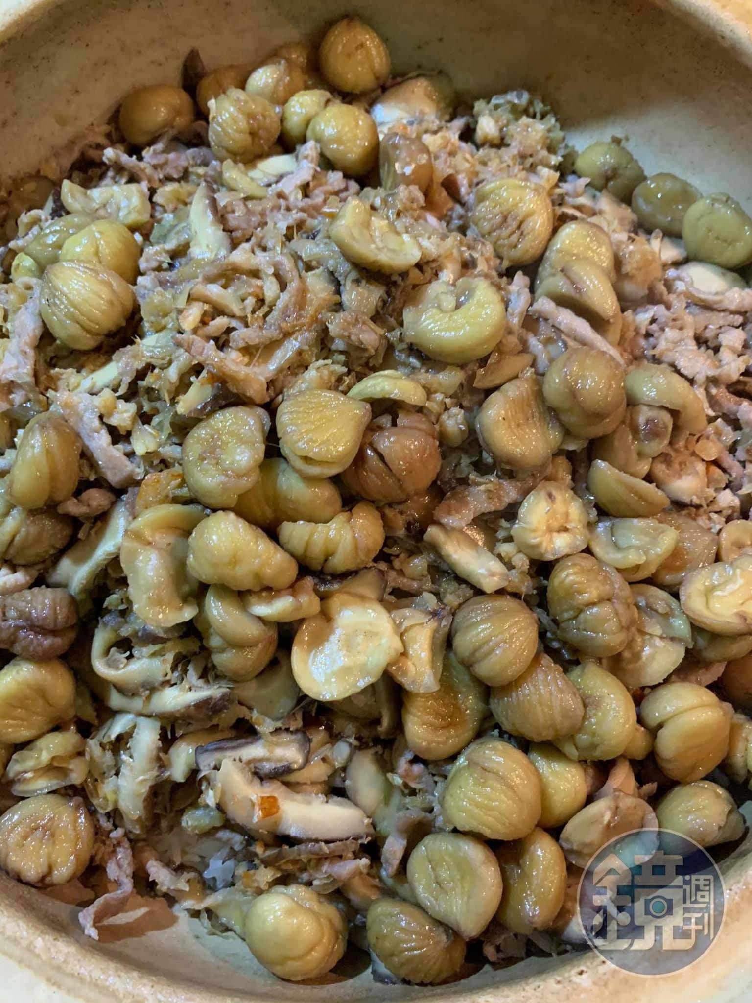 滷栗子撈出放在油飯上。