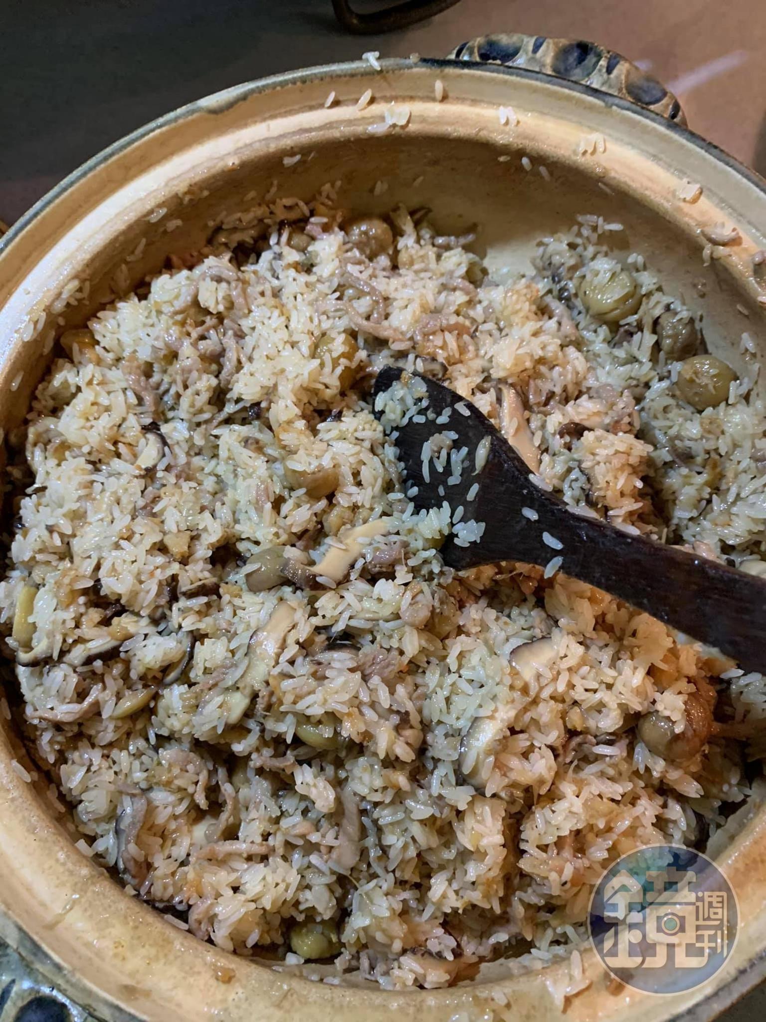 將所有處理好的料拌入油飯中。