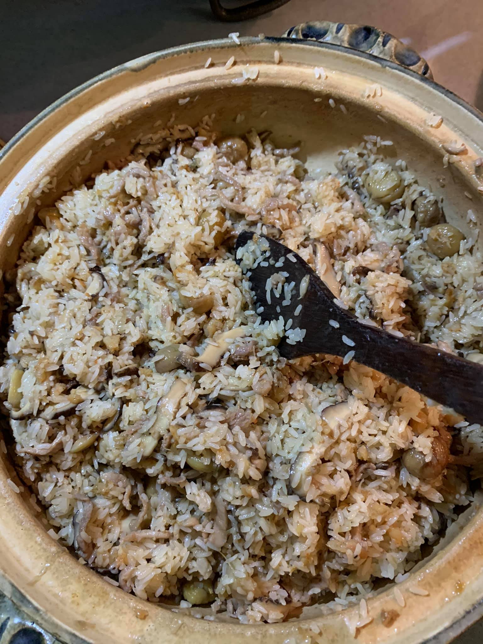 將所有處理好的料拌入油飯中。