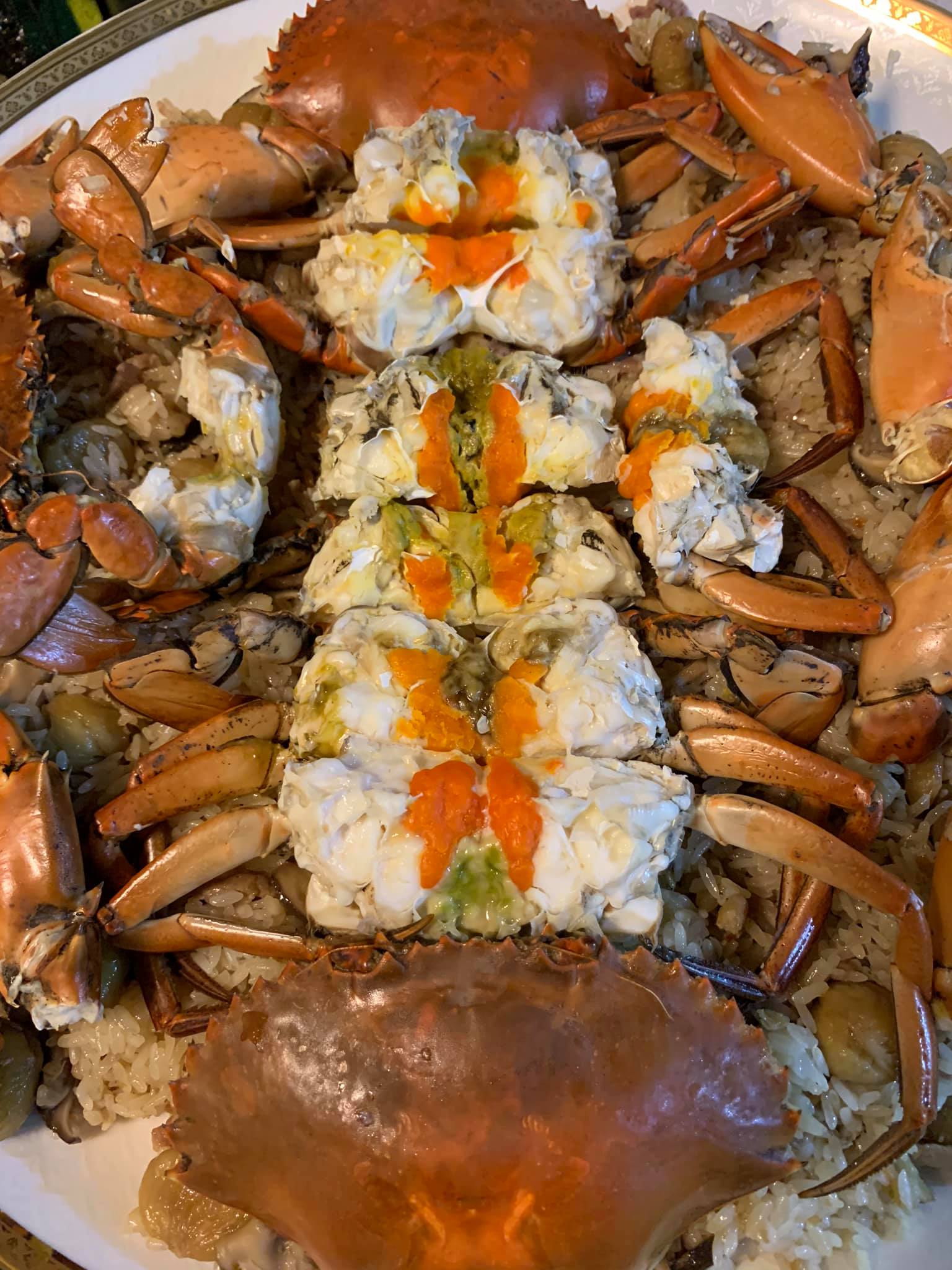 將紅蟳依序排上油飯。